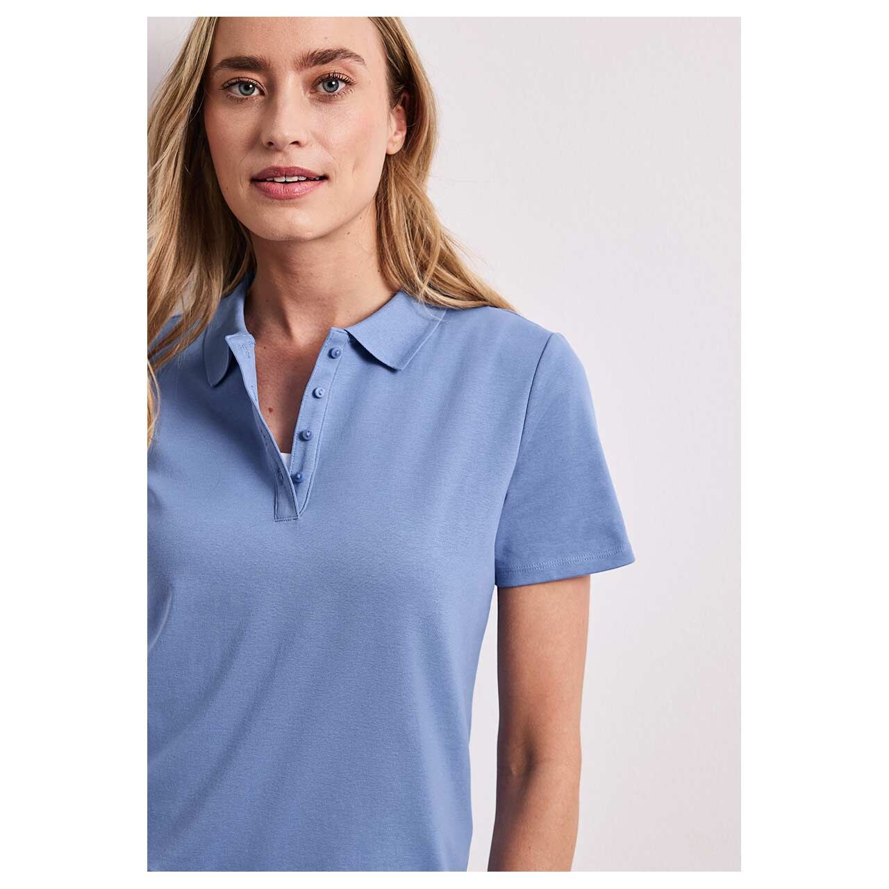 Damen T-Shirt Rib Polo von Street One in Blau, detaillierte Vorderansicht am Model