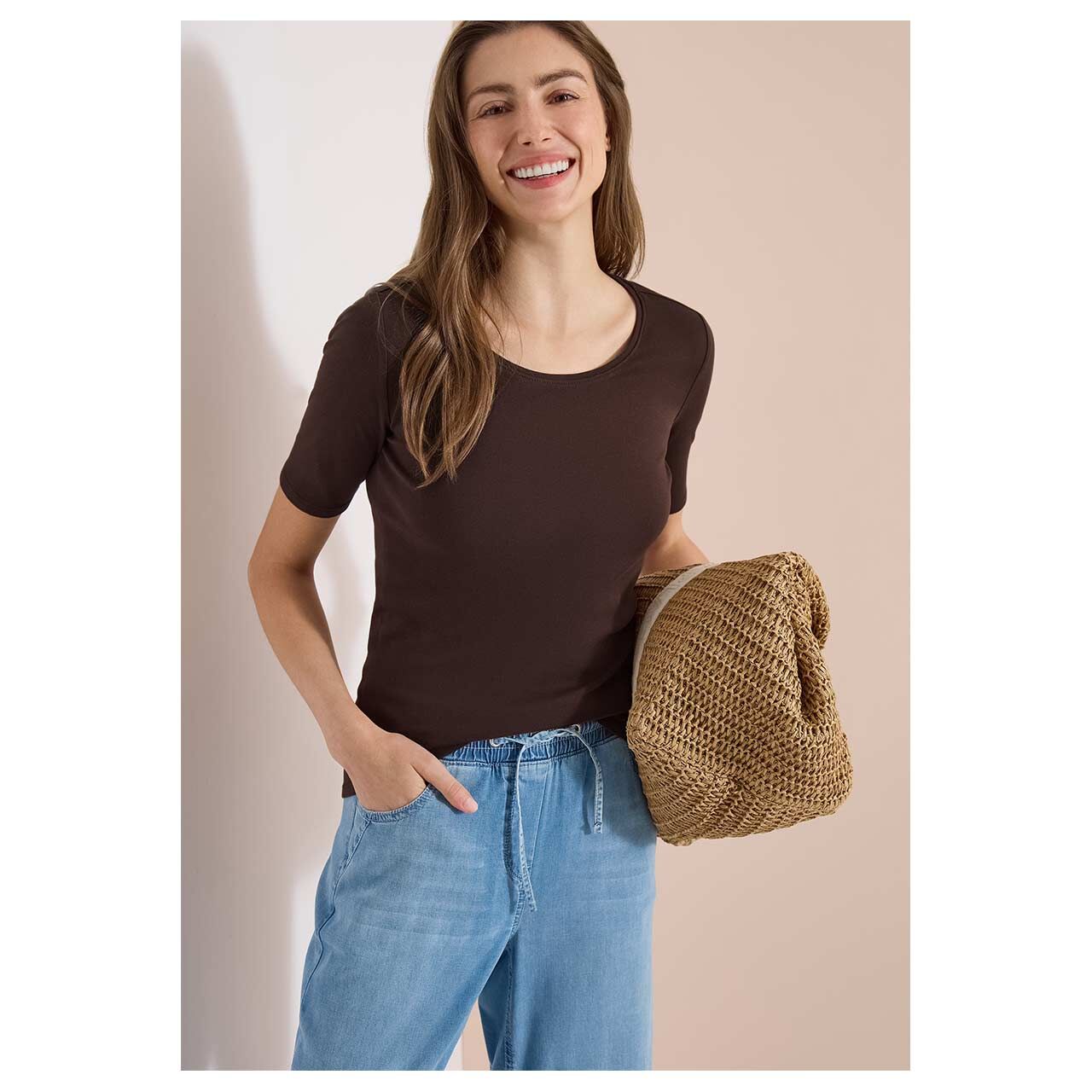 Damen T-Shirt Lena von Cecil in Dunkelbraun, Detailansicht am Model von vorne