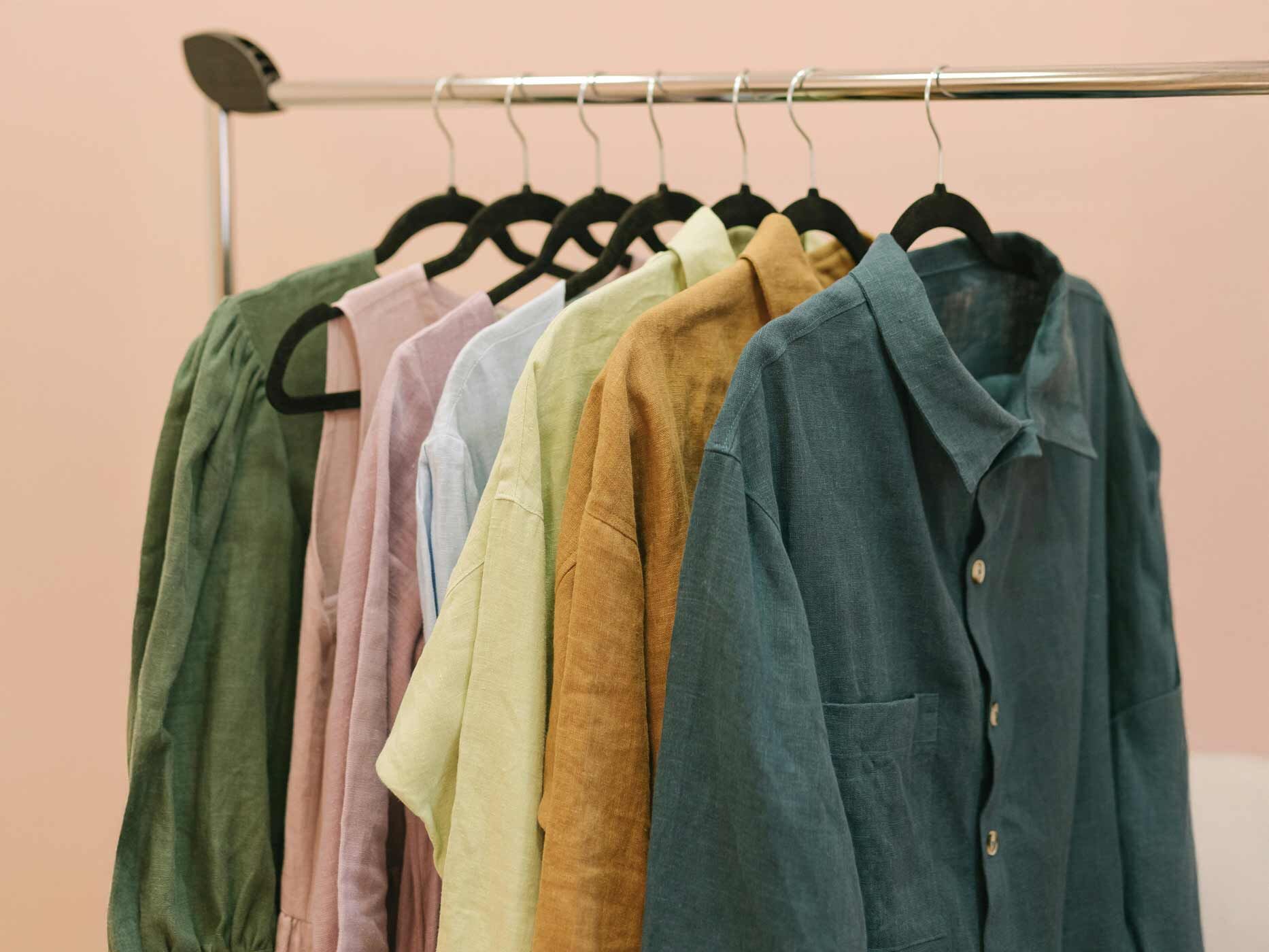Hemden hängen auf einer Kleiderstange