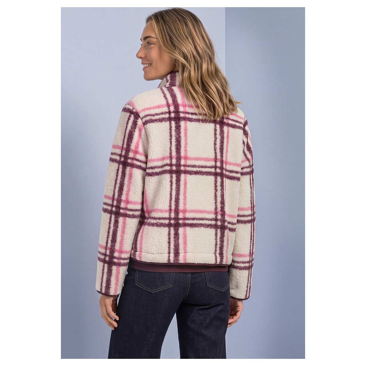 Damen Teddyjacke Printed Zip Jacket von Street One in Lila kariert, Rückansicht am Model