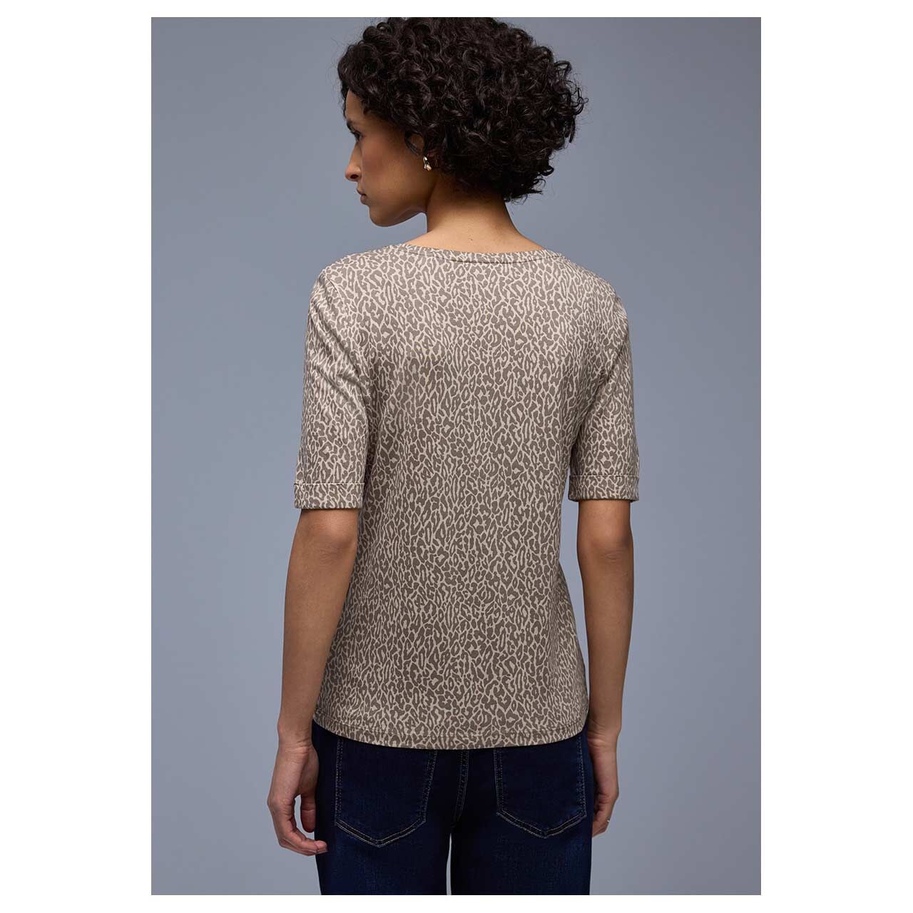 Damen T-Shirt Printed Rounded V-Neck von Street One in Beige mit Print, Rückansicht am Model