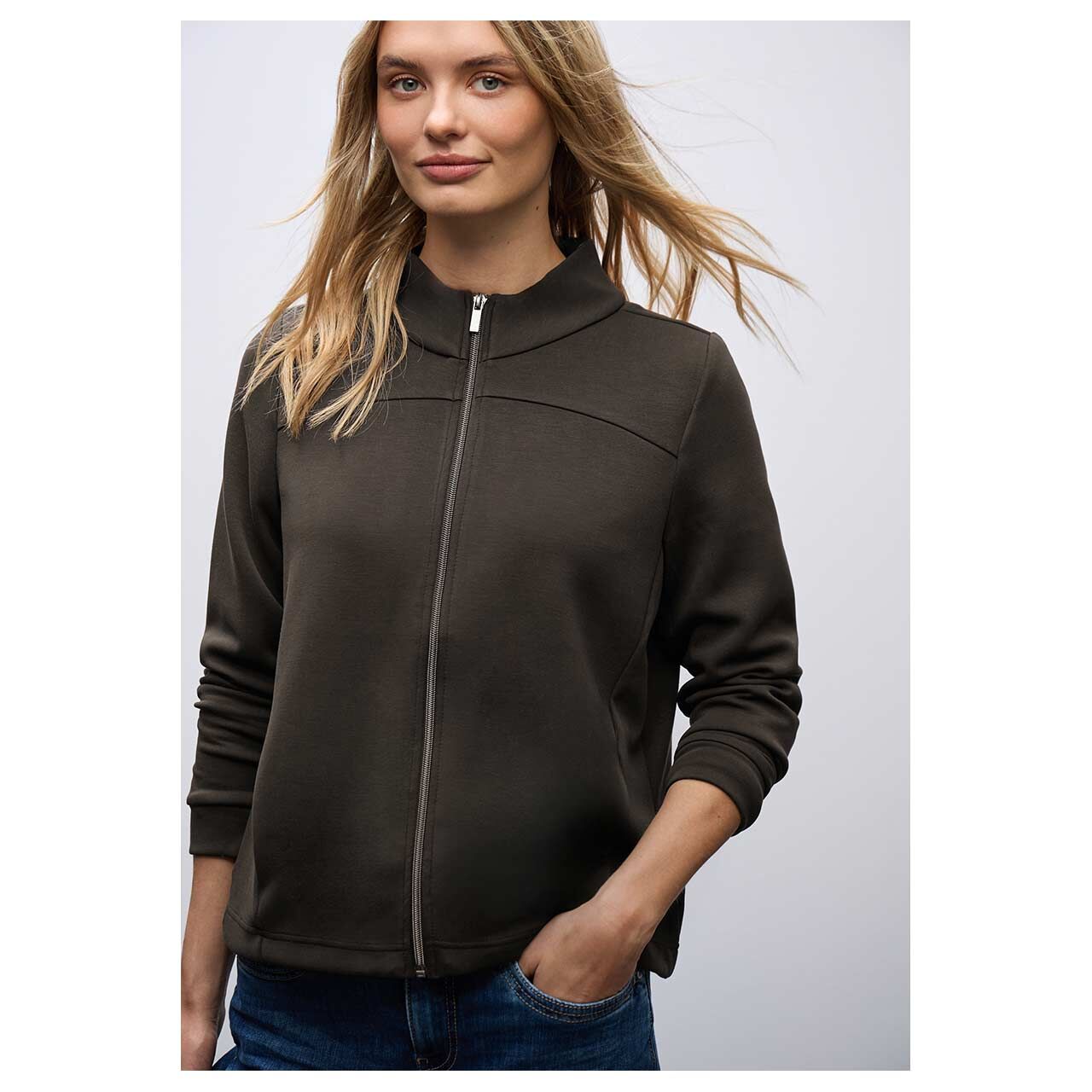 Damen Sweatjacke Silk Look von Street One in Dunkelbraun, geschlossene Vorderansicht am Model