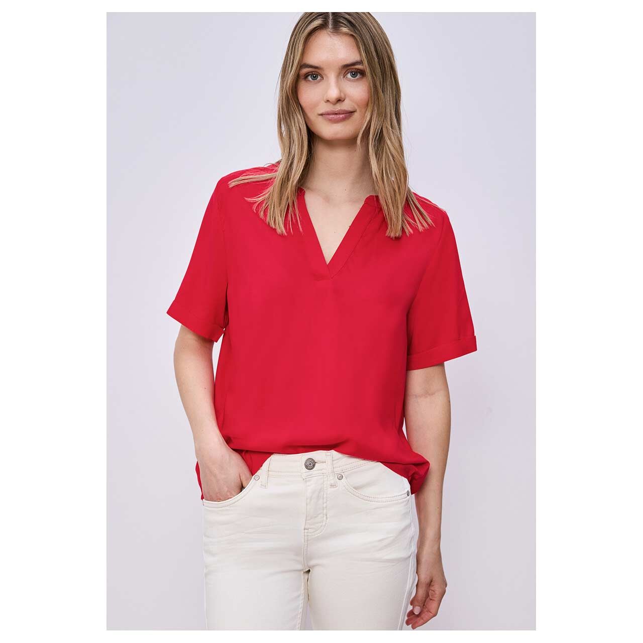 Damen Kurzarm Bluse Splitneck Turn-Up von Street One in Rot, Vorderansicht am Model