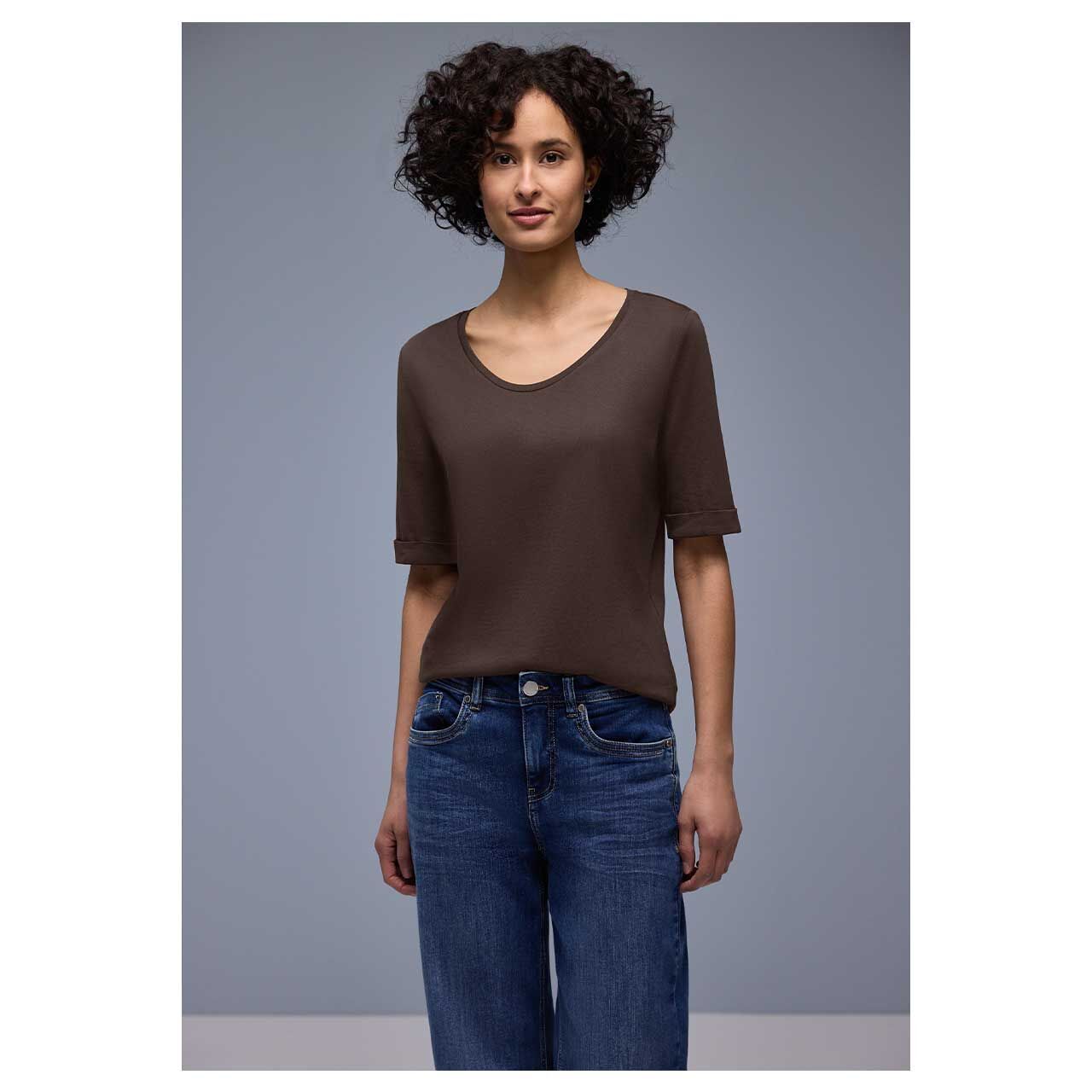 Damen T-Shirt V-Neck Turn-Up Cuff von Street One in Dunkelbraun, Vorderansicht am Model