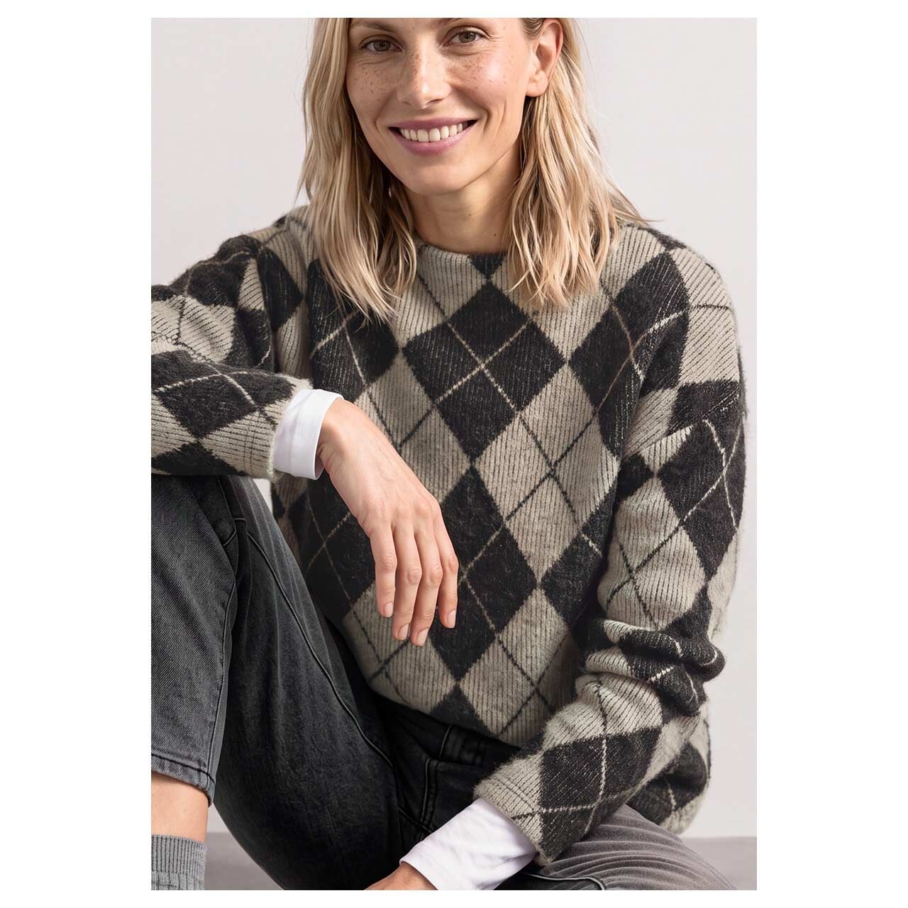Damen Pullover Fluffy Dessin Turtle Neck von Street One in Beige mit Print, detaillierte Vorderansicht am Model