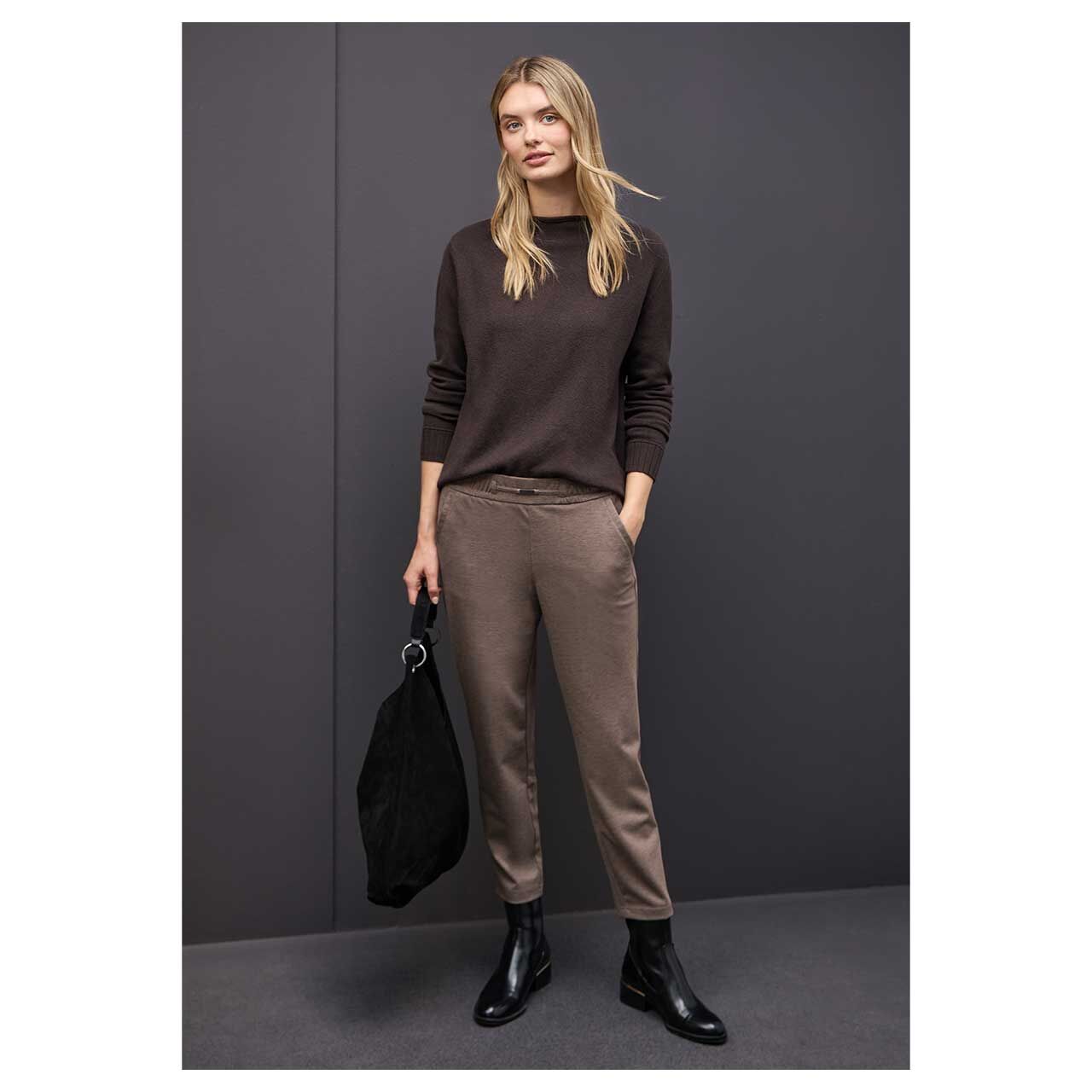 Damen Ankle Hose Bonny Buckle von Street One in Braun meliert, Ganzkörperansicht am Model