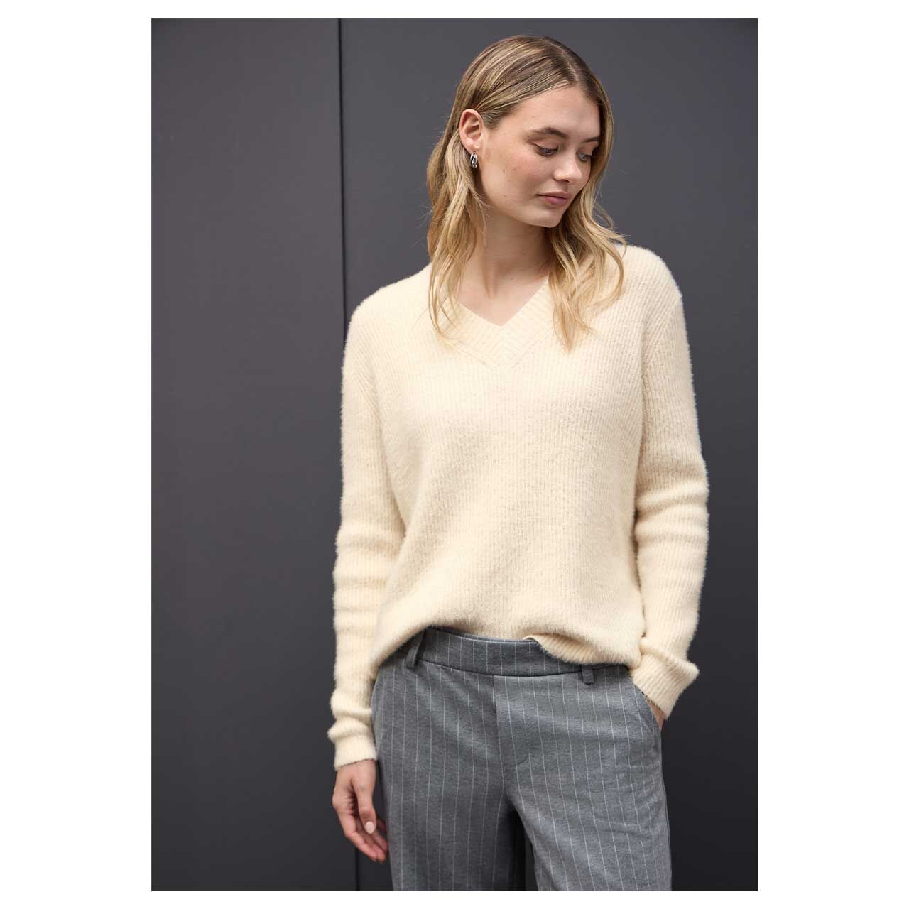 Damen Pullover Fluffy V-Neck von Street One in Hellbeige, Vorderansicht am Model