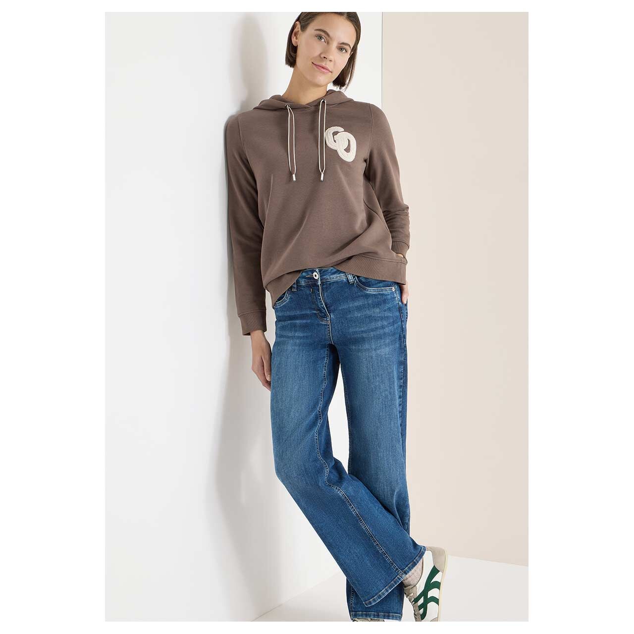 Damen Hoodie Sweatshirt Embroidery von Cecil in Braun mit Print, Ganzkörperansicht am Model