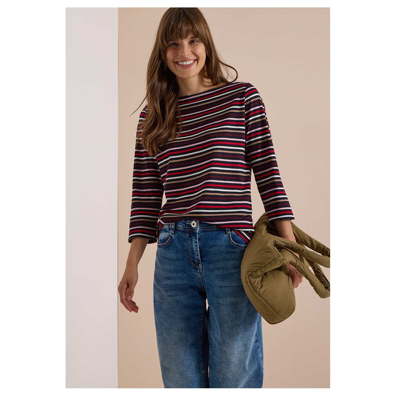 3/4 Arm Shirt Multi Striped Boatneck von Cecil in Dunkelblau gestreift, Detailansicht vorne am Model