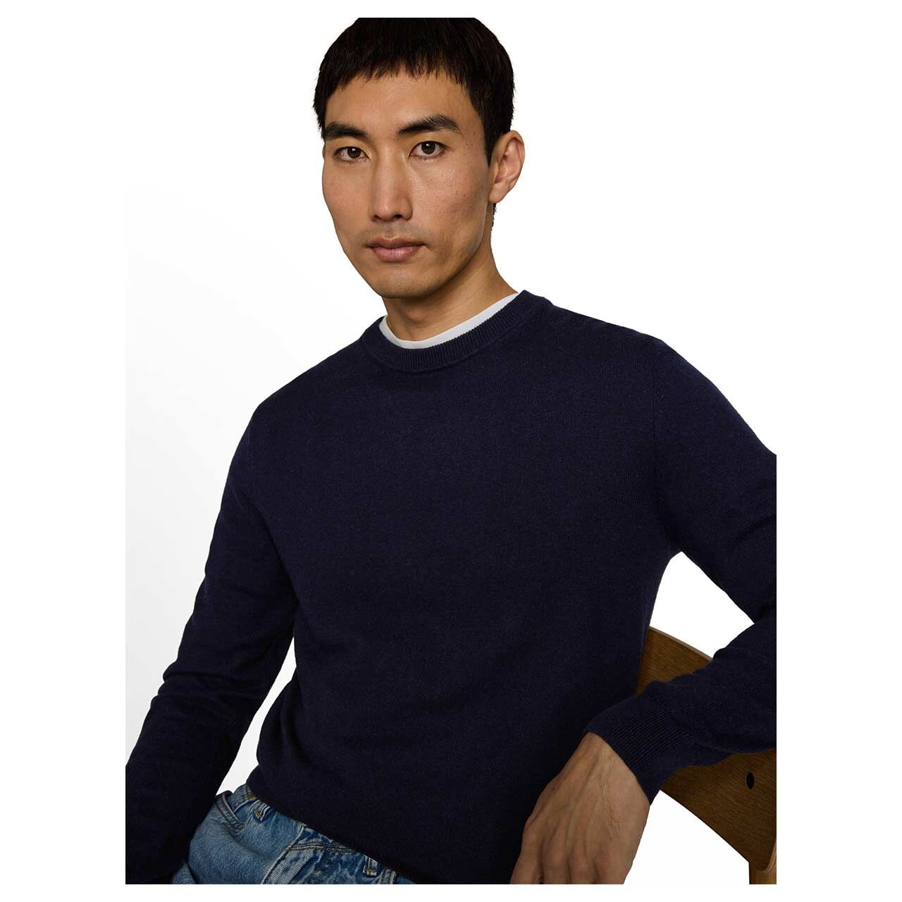 Herren Pullover Cashmere Crewneck Knit von Tom Tailor in Dunkelblau meliert, Detailansicht am Model