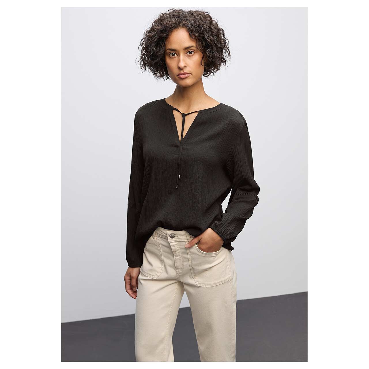 Damen Langarm Bluse Structured Tunic von Street One in Dunkelbraun, Vorderansicht am Model