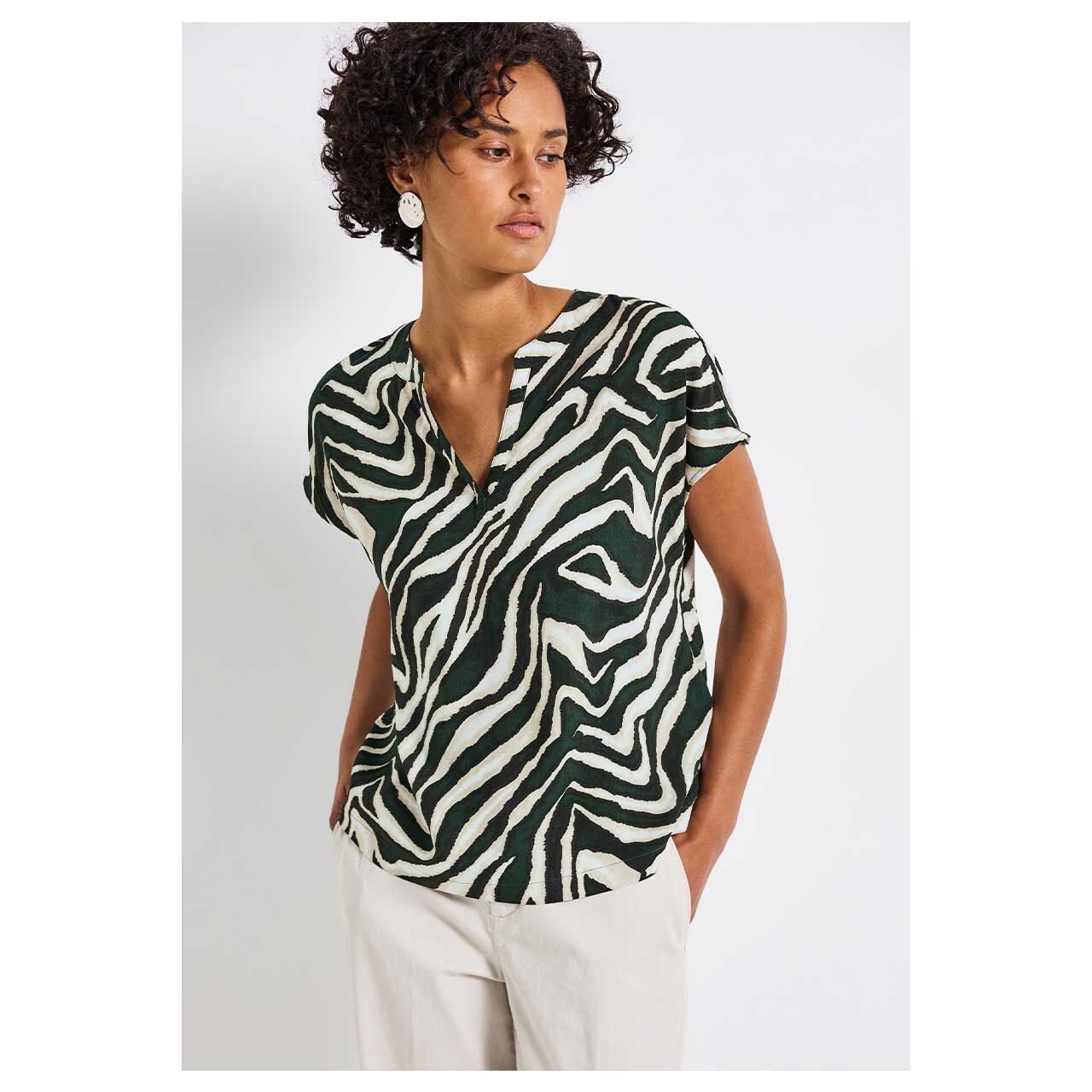 Damen Kurzarm Bluse Splitneck von Street One in Grün mit Print, Vorderansicht am Modell