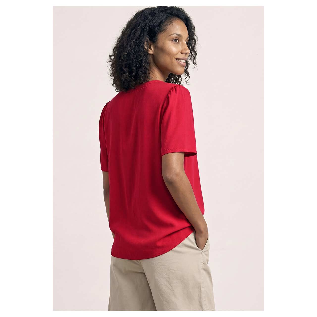 Damen Kurzarm Bluse Splitneck von Street One in Rot, Rückansicht am Model