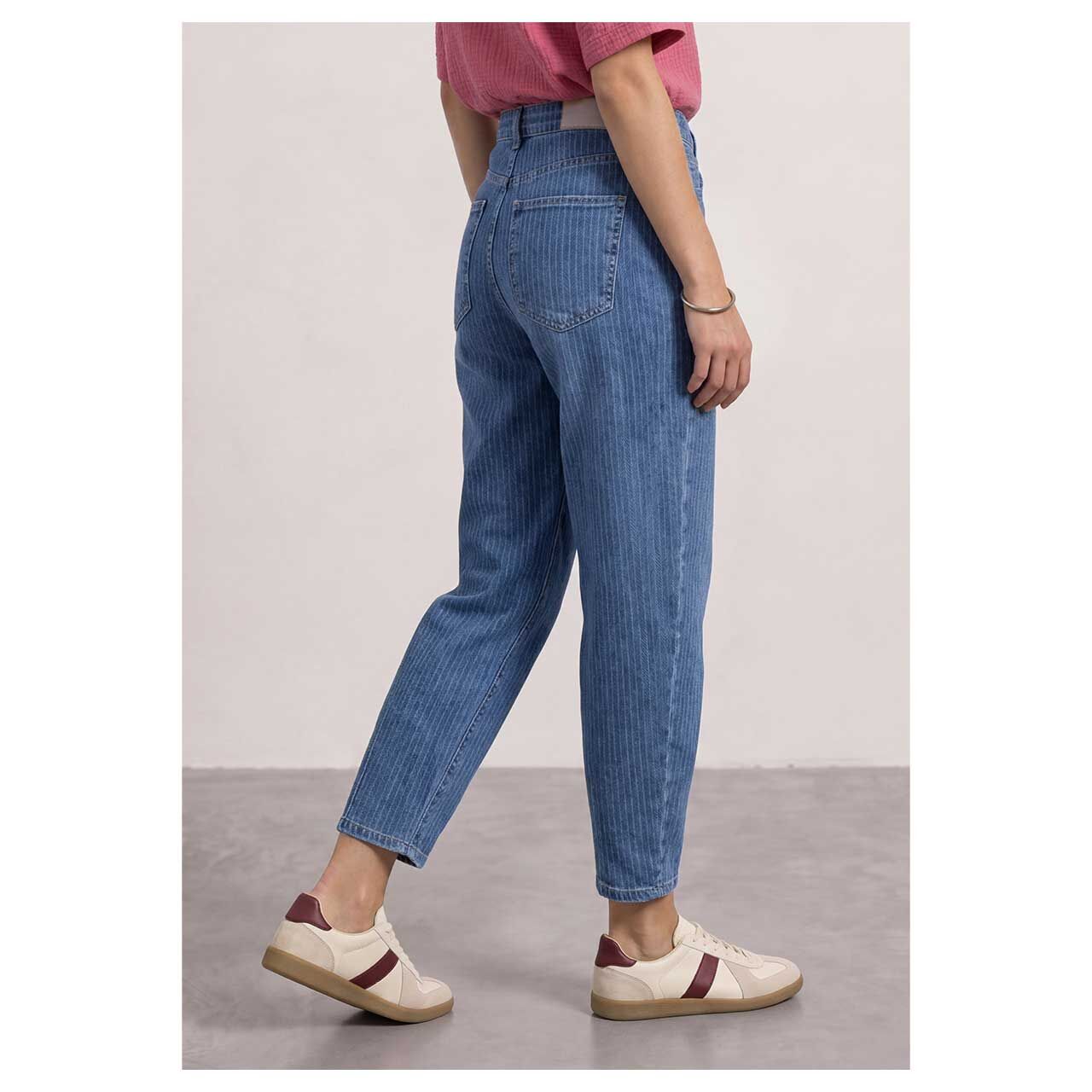 Damen Ankle Jeans Karlie Barrel von Street One in Blau gestreift, Rückansicht am Model