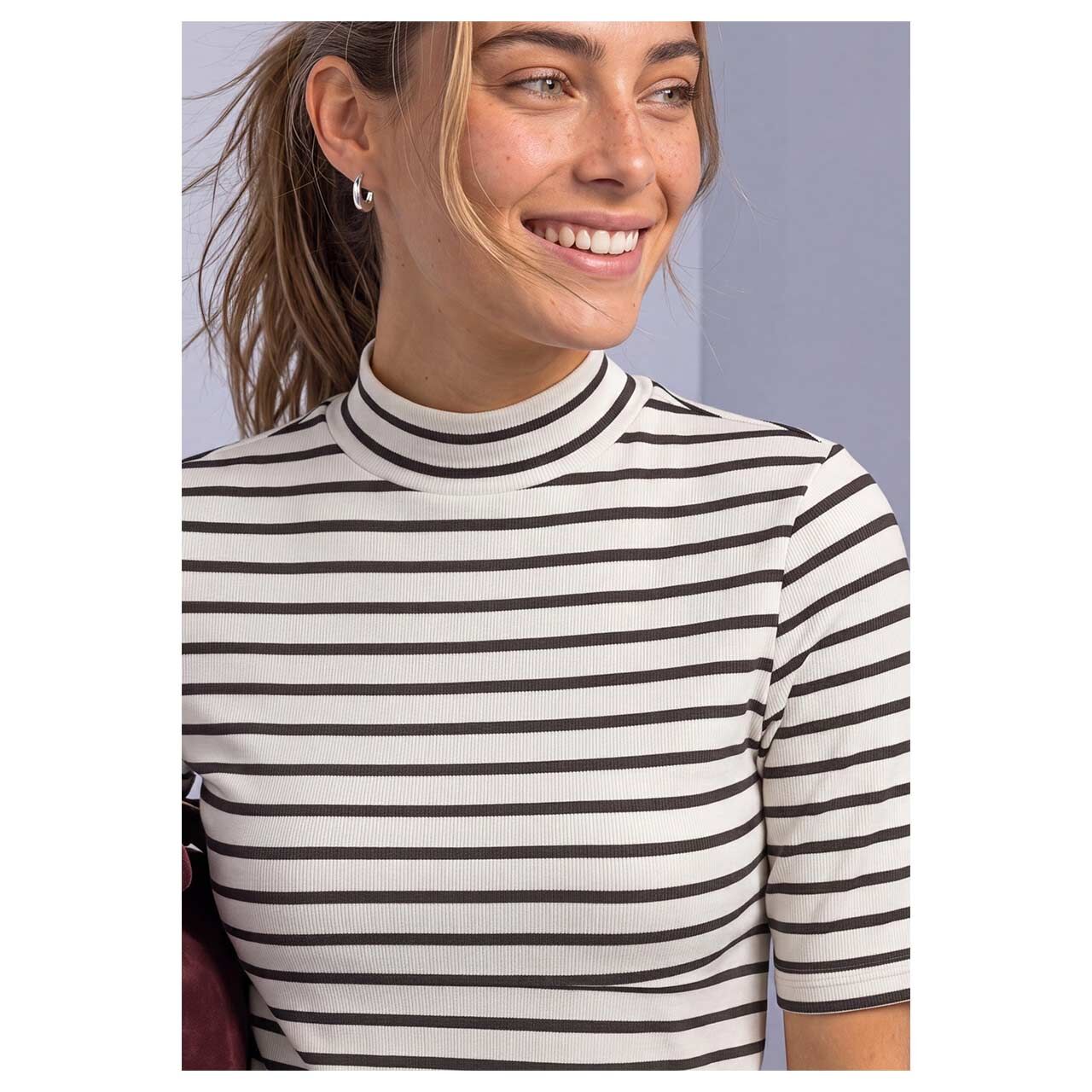 Damen T-Shirt Rib Turtle Neck von Street One in Dunkelbraun gestreift, detaillierte Vorderansicht am Model