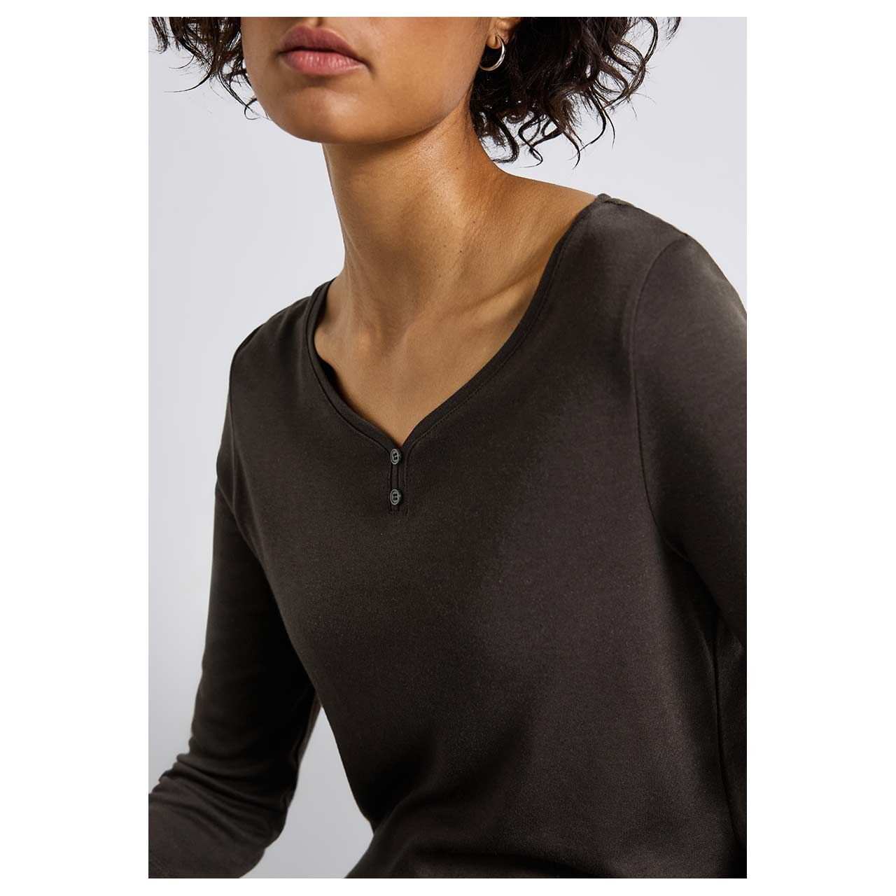 Damen 3/4 Arm Shirt Basic Buttons von Street One in Dunkelbraun, detaillierte Vorderansicht am Model