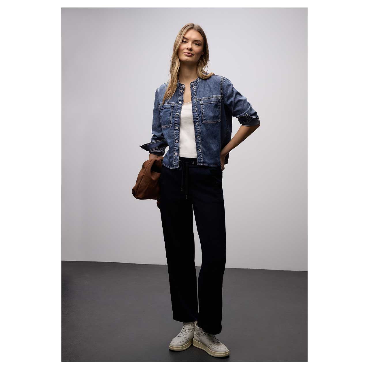 Damen Langarm Bluse Denim Look von Street One in Blau angewaschen, Ganzkörperansicht am Model