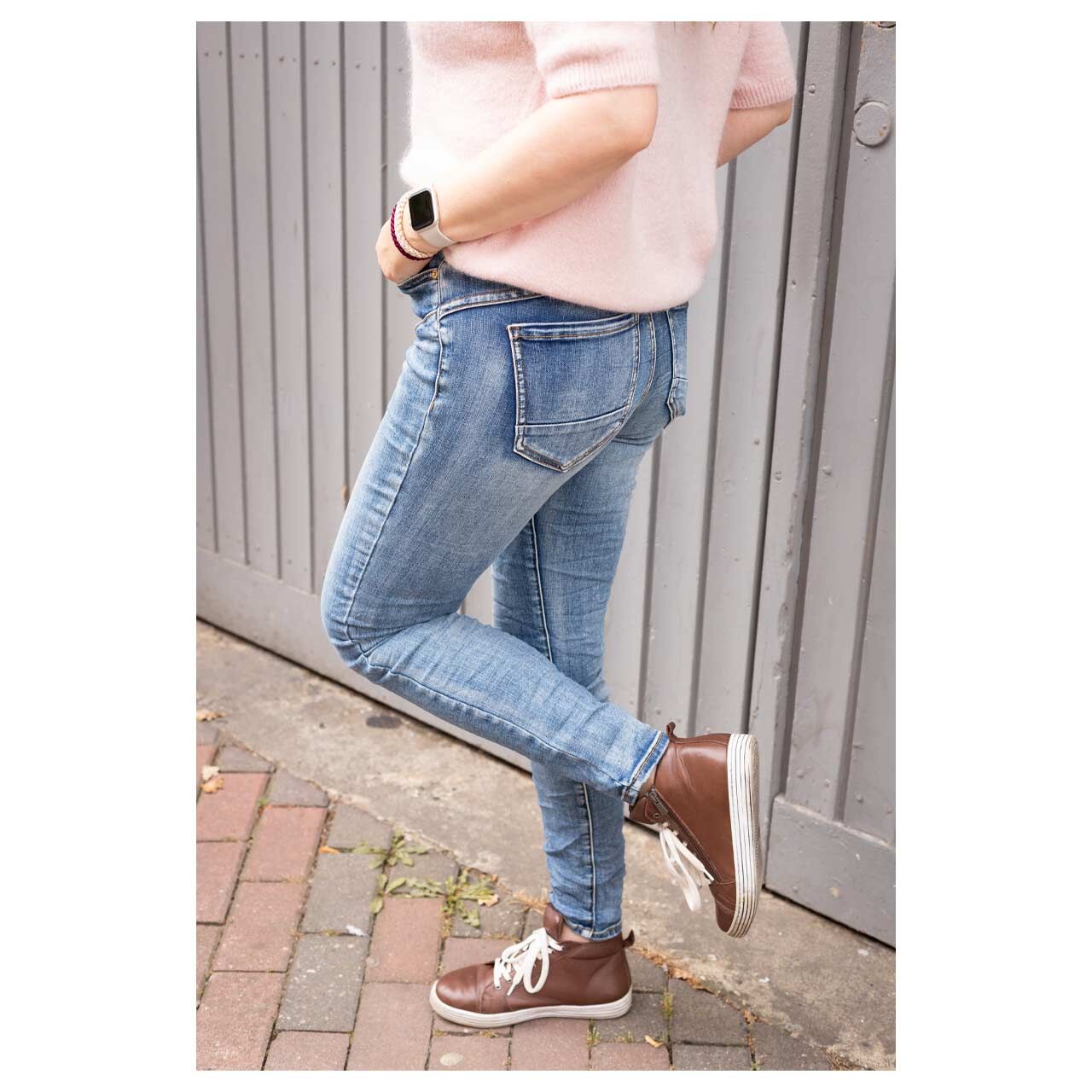 Damenjeans California Sunrise von Senoritas ICON in Blau verwaschen, linke Seitenansicht mit Model