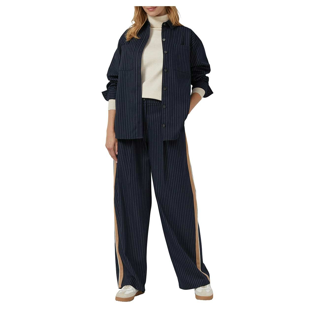 s.Oliver Damen Rollkragen Pullover in Hellbeige meliert, Ganzkörperansicht am Model