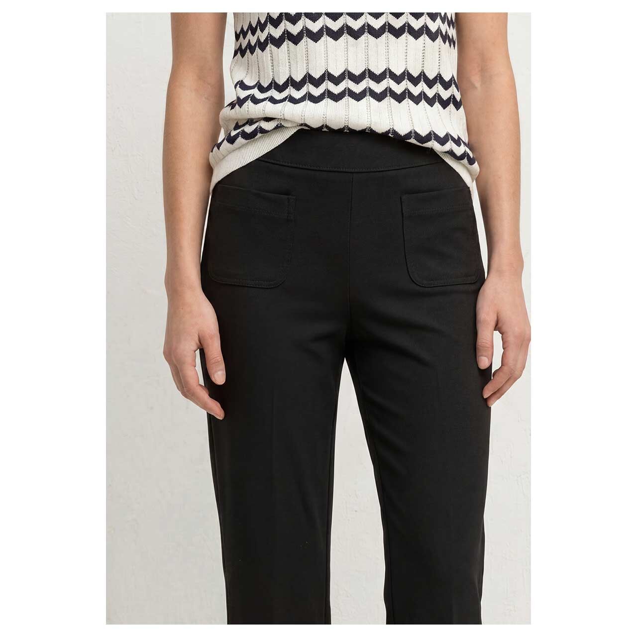 Stretch Damenhose Amalia Straight Leg von Street One in Schwarz, Detailansicht vorne am Model