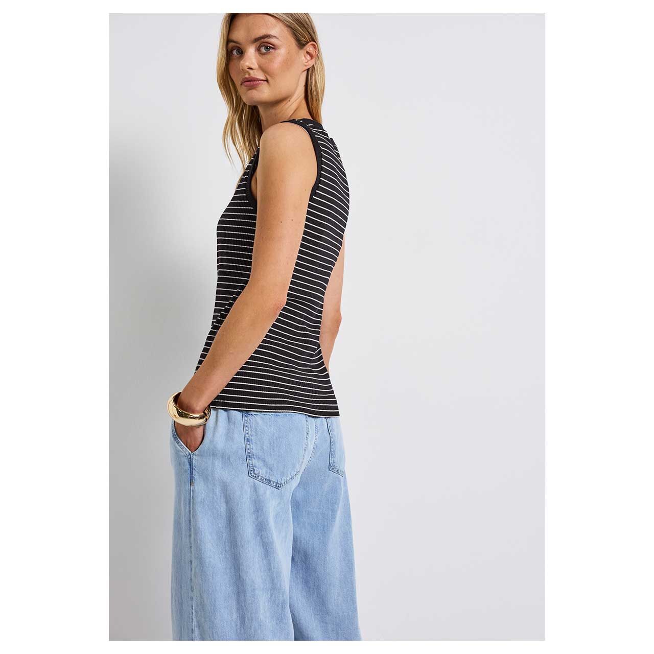 Damen Top Rib von Street One in Dunkelgrün gestreift, seitliche Rückenansicht am Modell