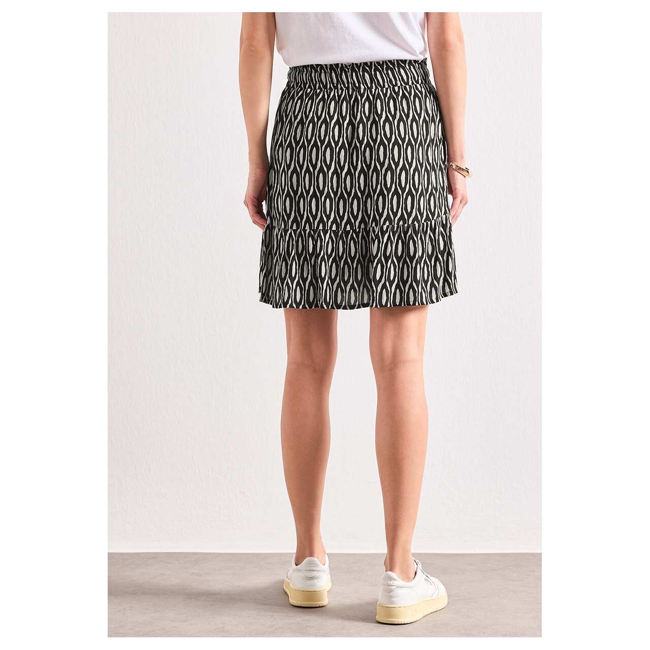 Damen Rock Mini Volant von Street One in Schwarz mit Print, Rückansicht am Model