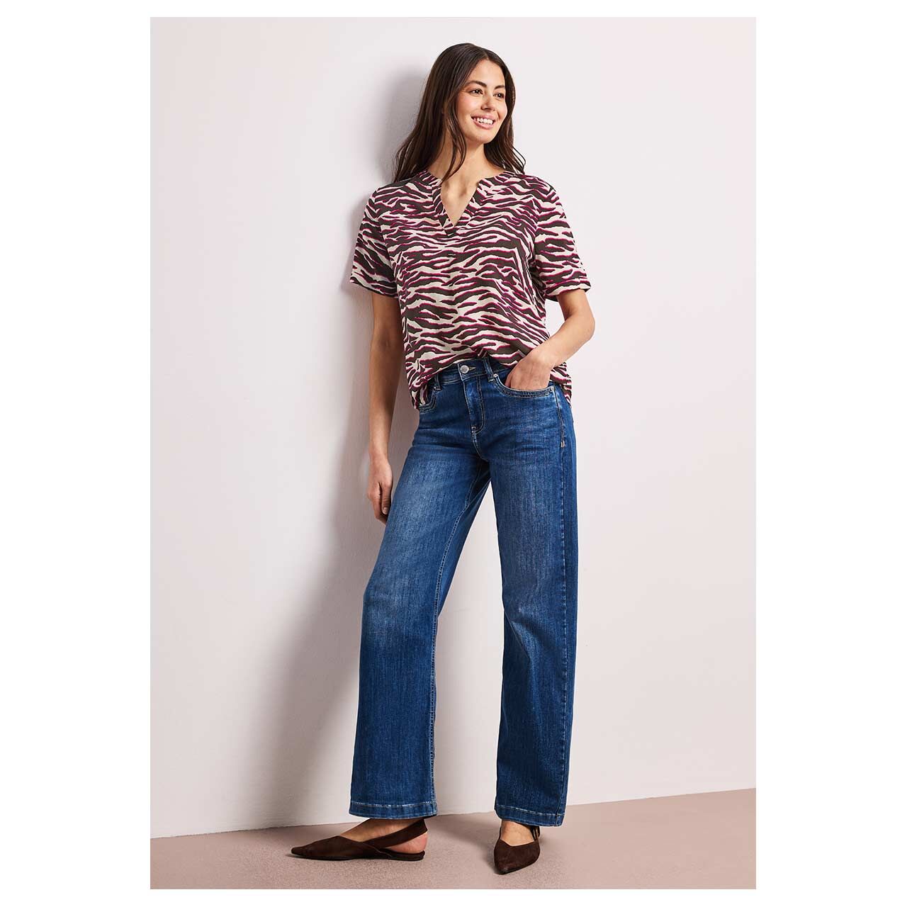 Damen Kurzarm Bluse Splitneck Turn-Up von Street One in Rosa mit Print, Ganzkörperansicht am Model