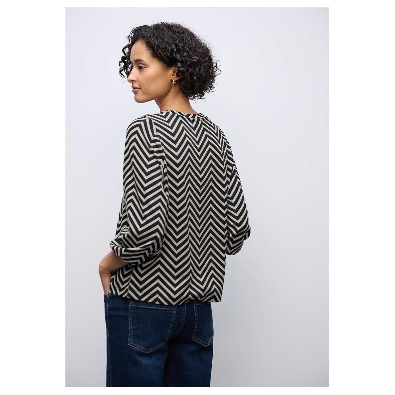 Damen 3/4 Arm Sweatshirt Jacquard Dessin von Street One in Schwarz mit Print, Rückansicht am Model