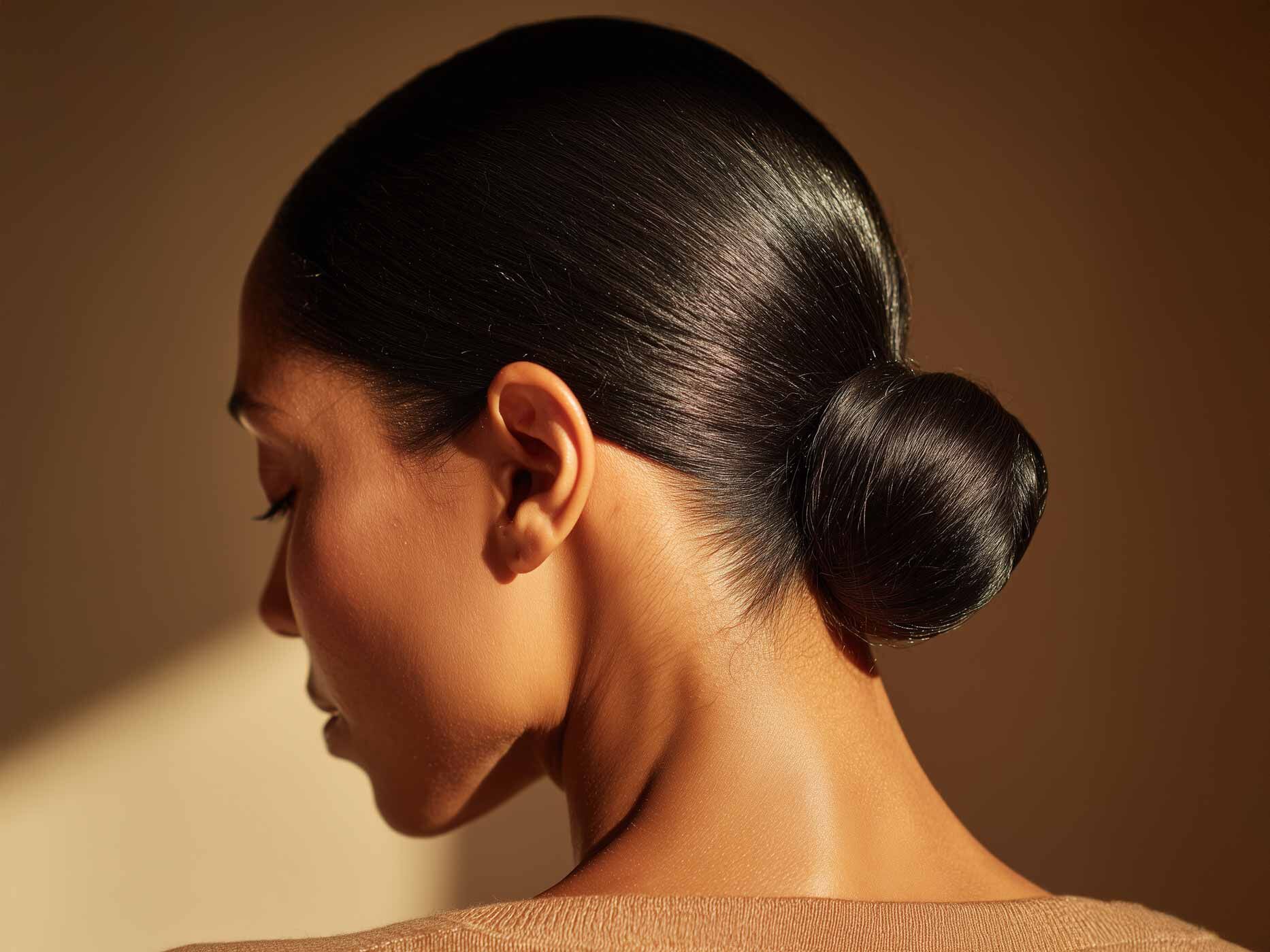 Zu sehen in der Dutt einer Frau von hinten.