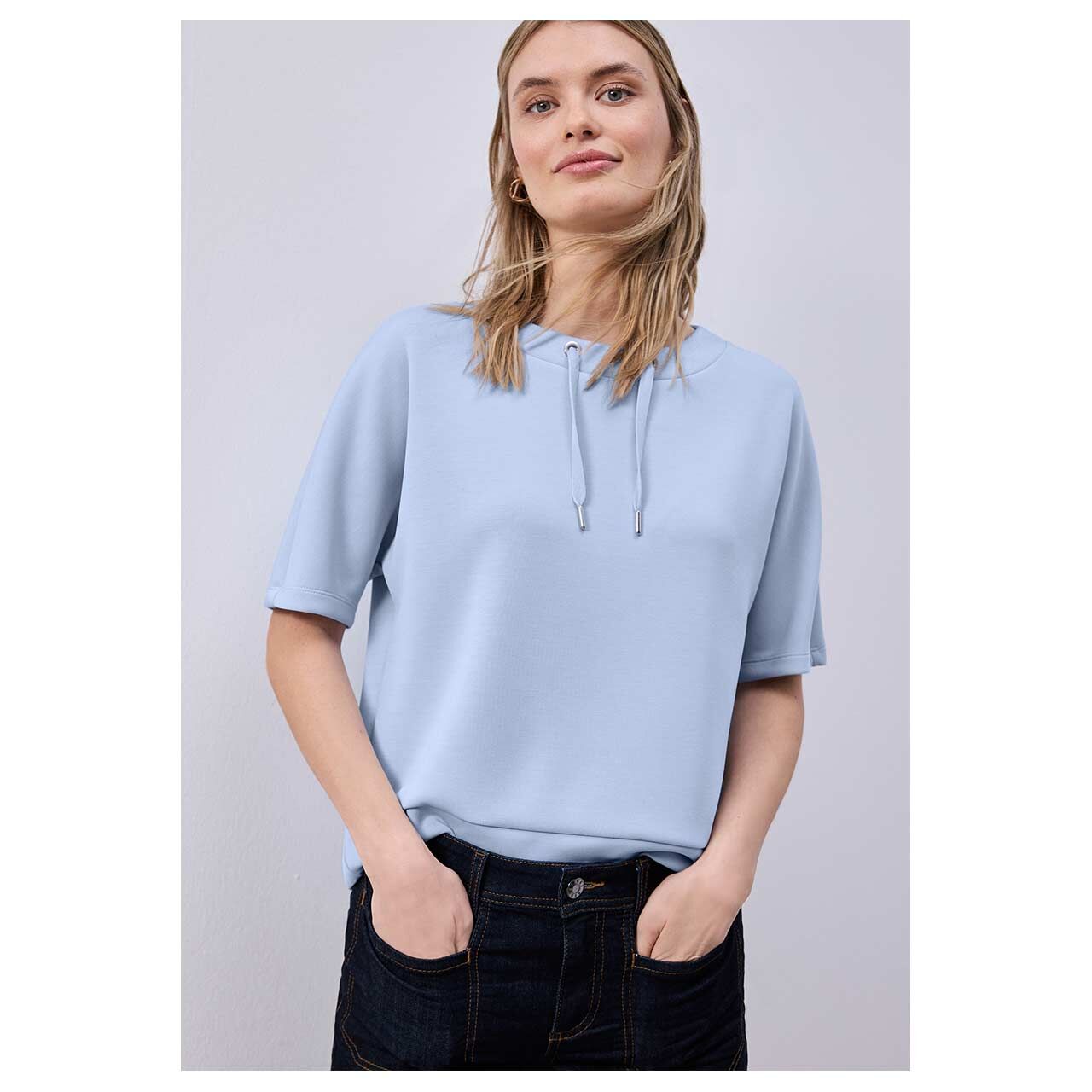 Damen T-Shirt Silk Look von Street One in Hellblau, detaillierte Vorderansicht am Model