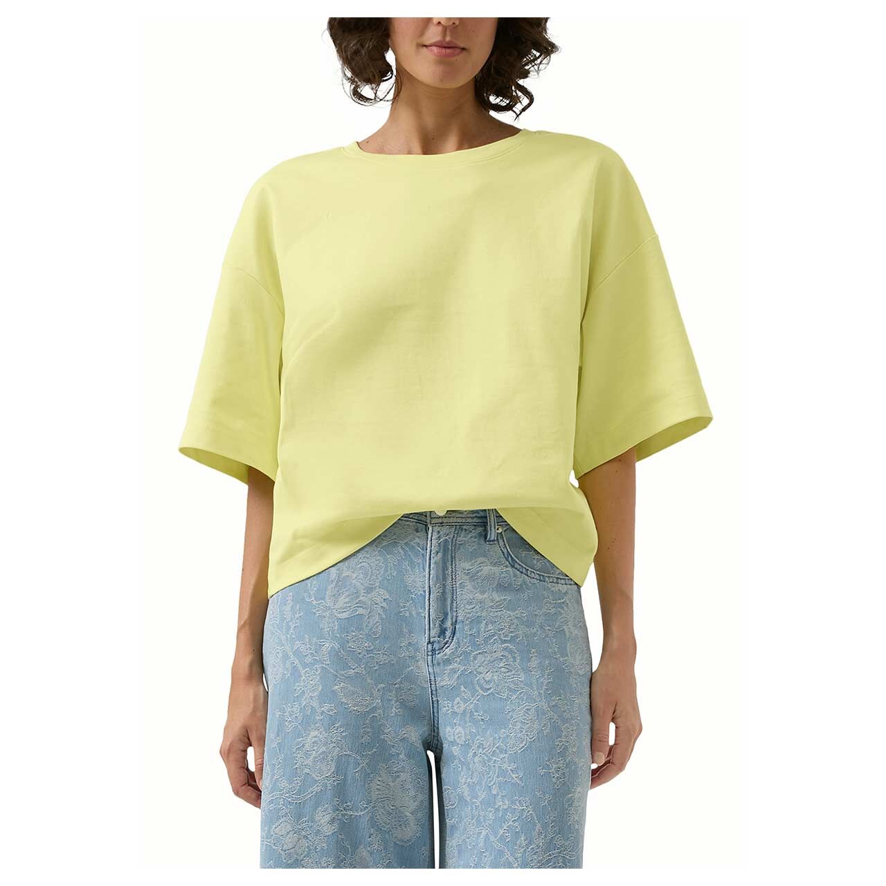 s. Oliver Damen T-Shirt in Gelb, Vorderansicht am Model