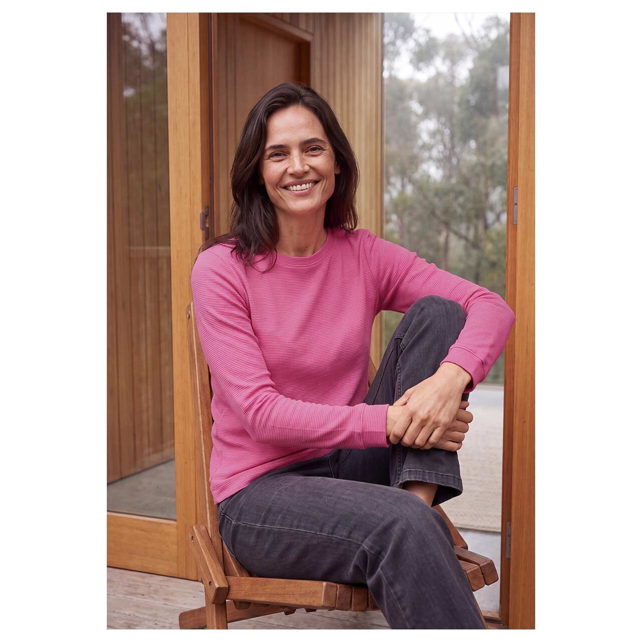 Damen Langarm Shirt Small Striped Boatneck von Cecil in Pink gestreift, detaillierte Vorderansicht am sitzenden Model