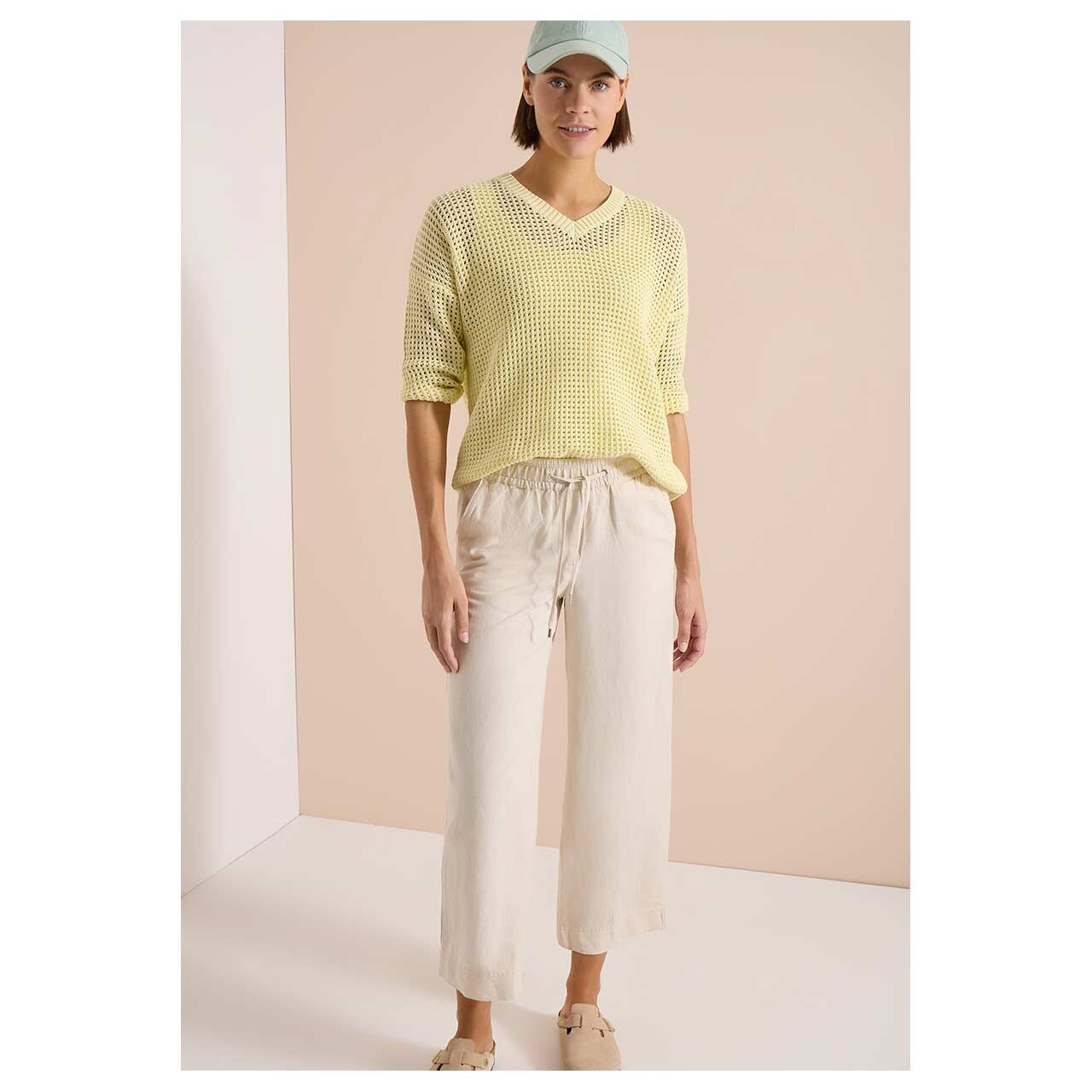 Damen 3/4 Arm Pullover Crochet V-Neck von Cecil in Gelb, Ganzkörperansicht am Model