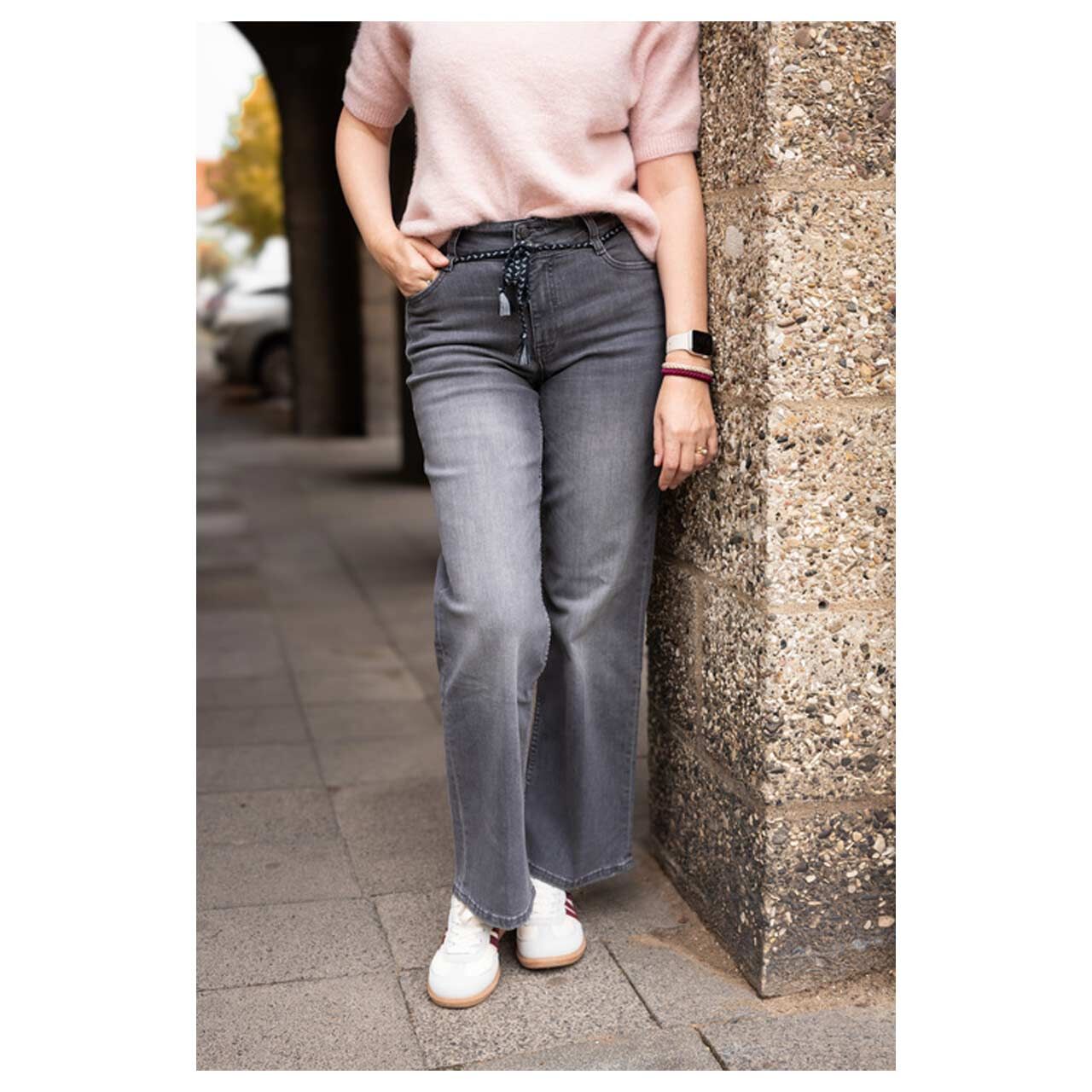 Damenjeans Judy von Blue Fire in Grau angewaschen, Vorderansicht am Model