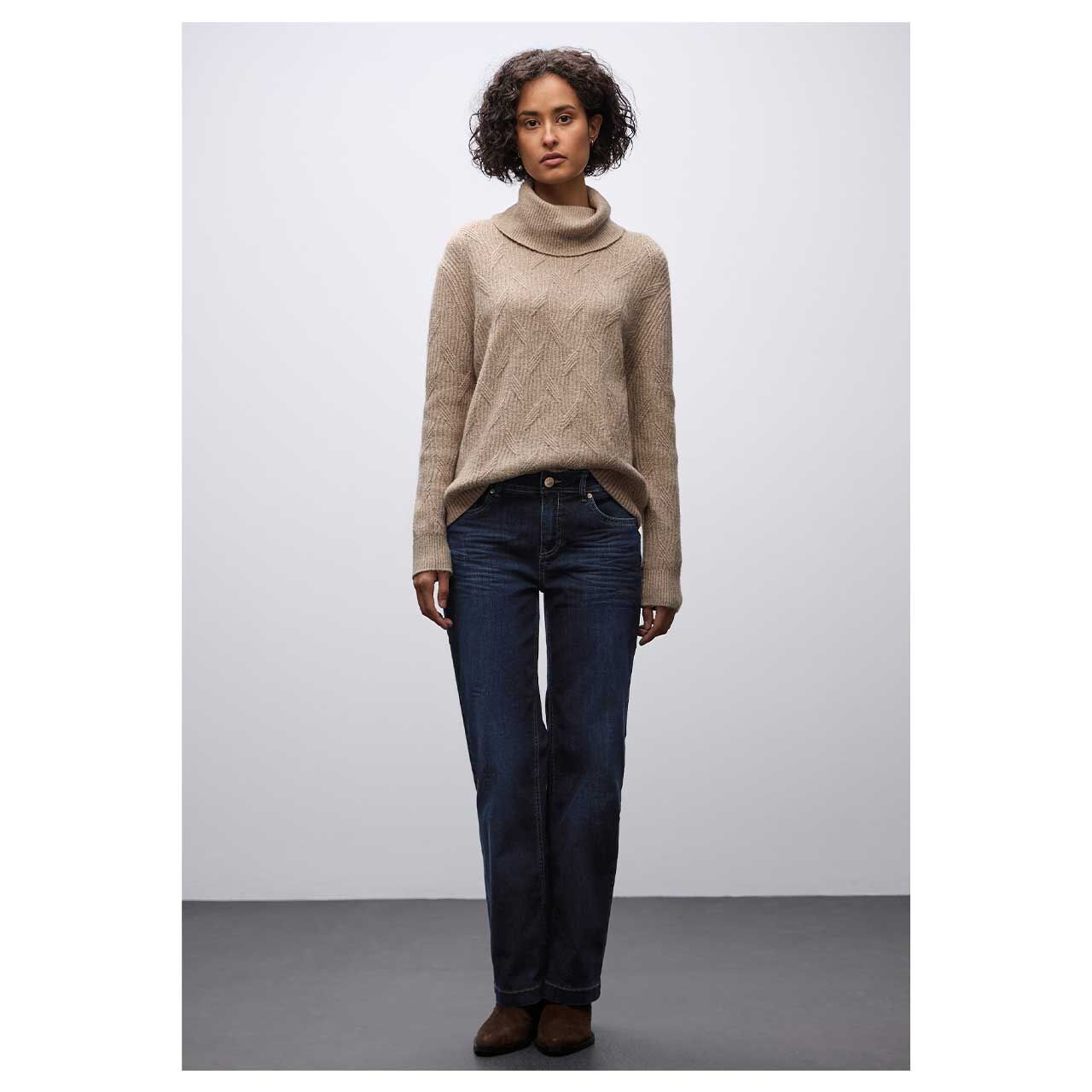 Stretch Damenjeans Straight Leg von Street One in Dunkelblau angewaschen, Ganzkörperansicht am Model