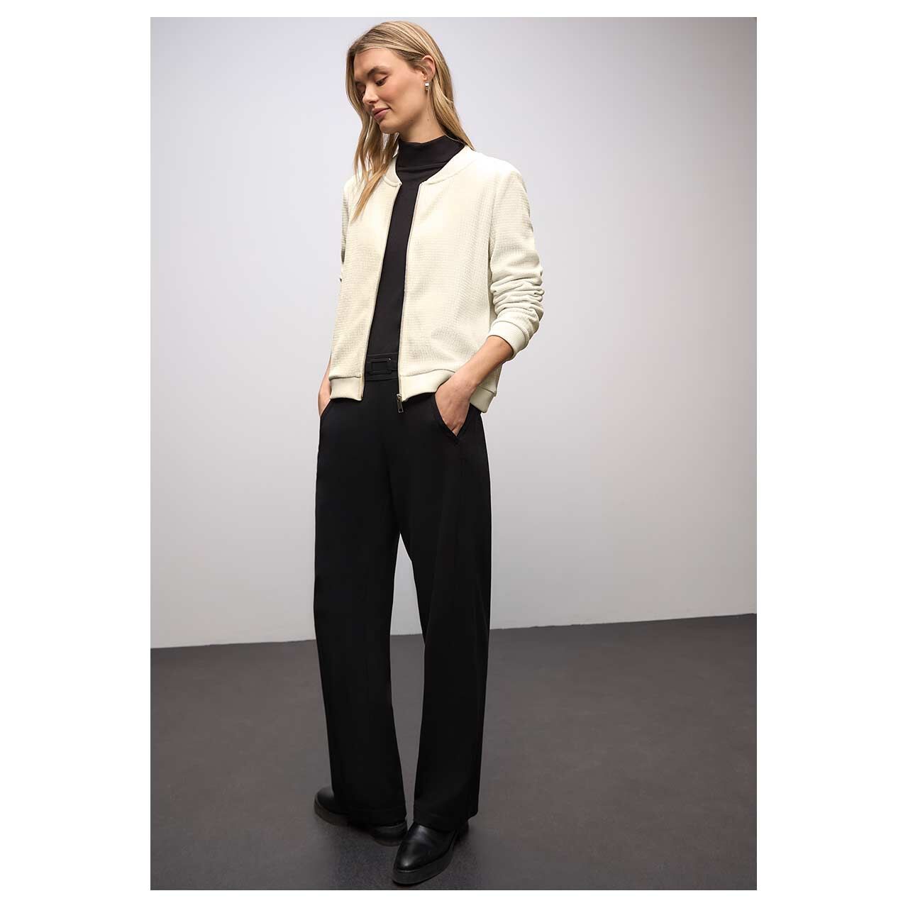 Street One Damen Shirtjacke Shiny Structure Jacket von Street One in Hellbeige, detaillierte Vorderansicht am Model