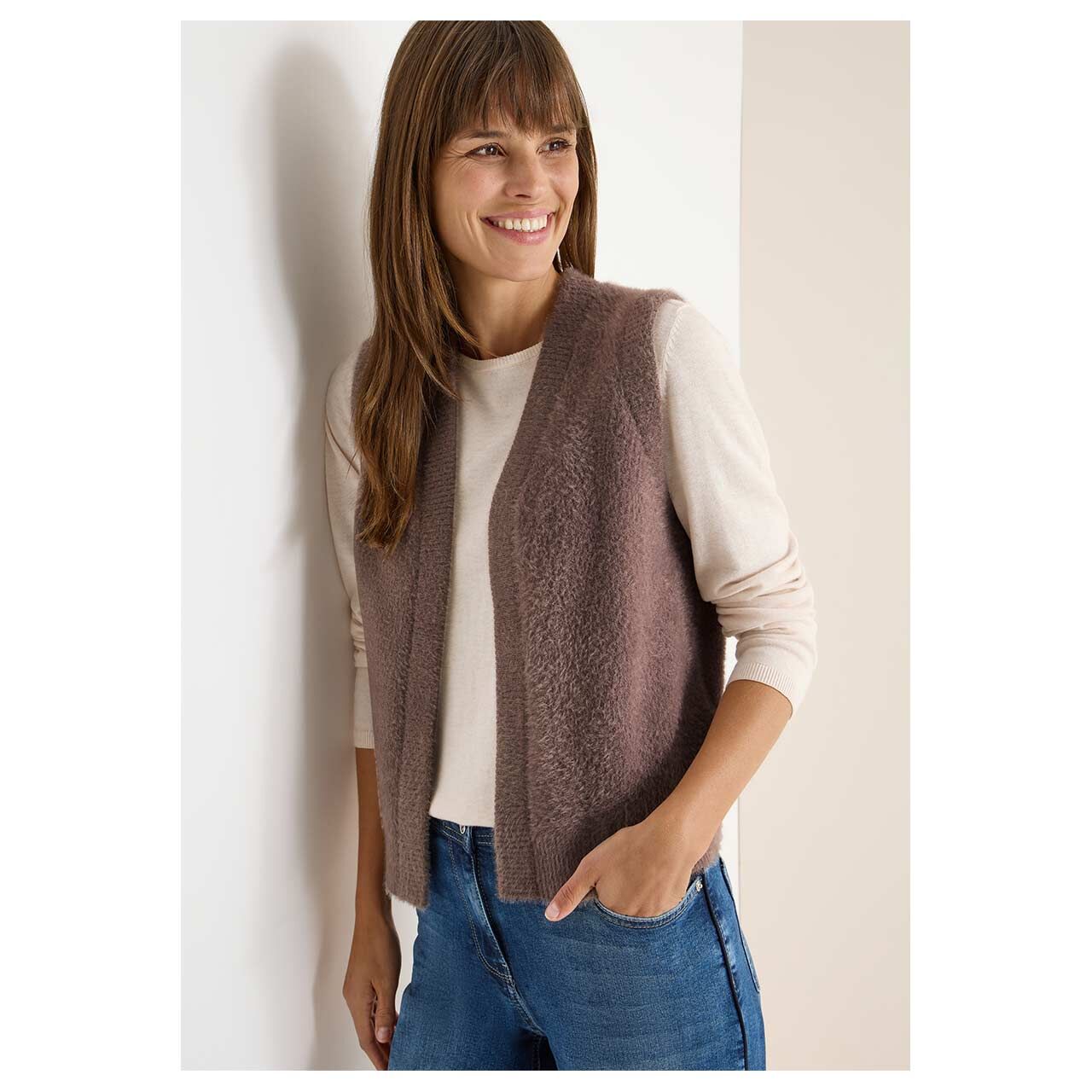 Damen Weste Feather Yarn Vest von Cecil in Braun meliert, Vorderansicht am Model