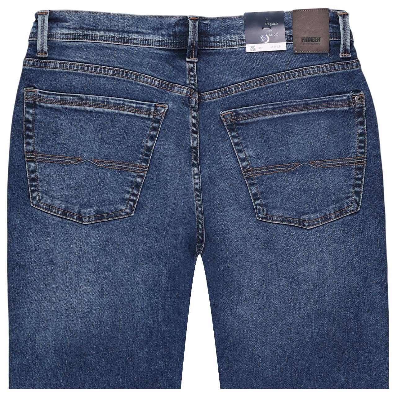 Stretch Herrenjeans Rando in Blau verwaschen von Pioneer, detaillierte Rückansicht