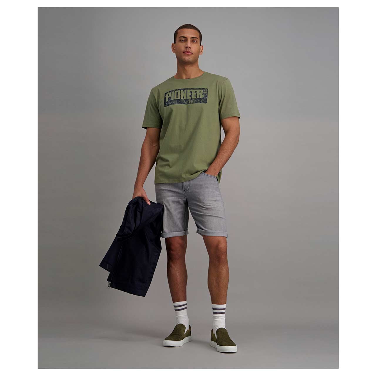 Pioneer Herren T-Shirt in Grün mit Print, Ganzkörperansicht Model