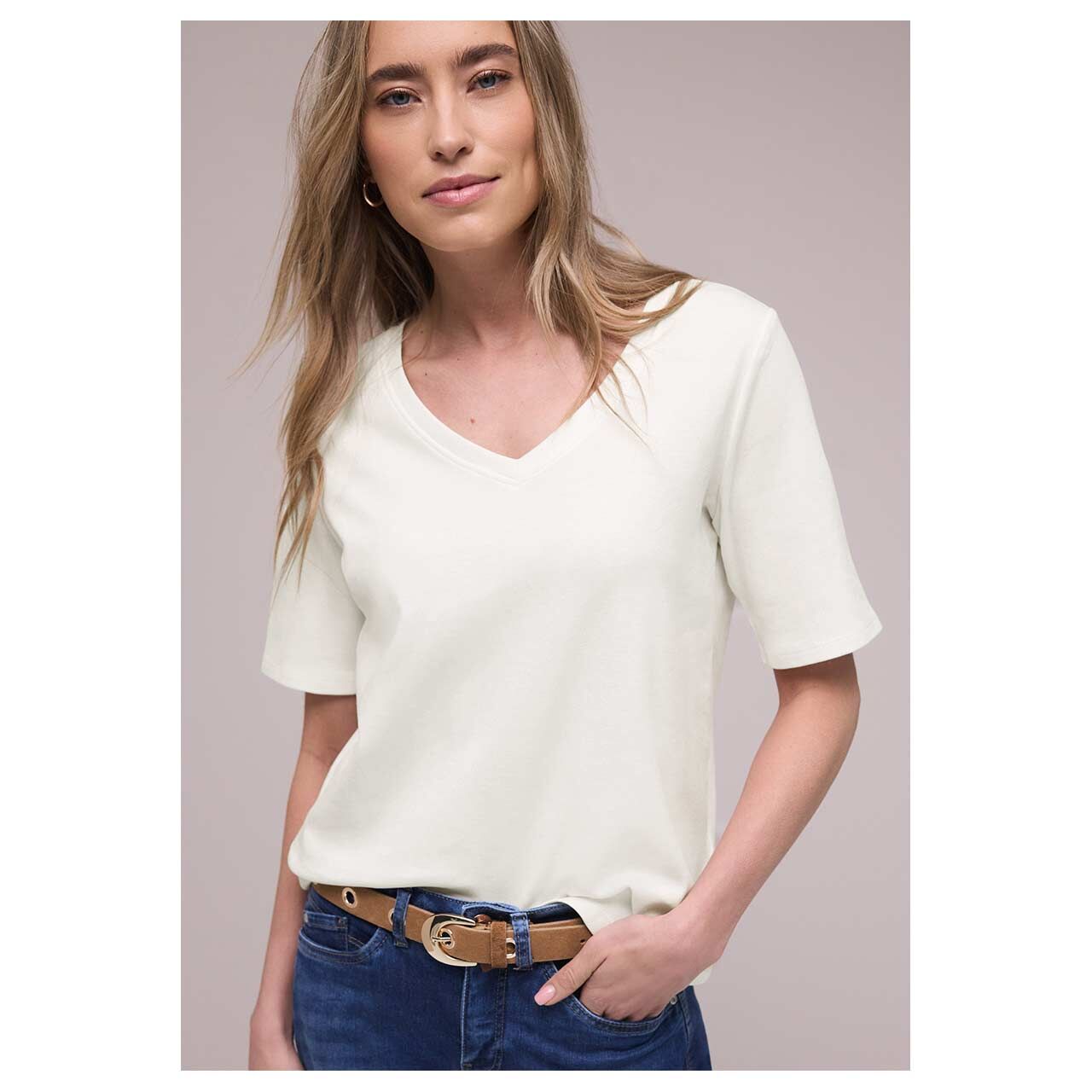 Damen T-Shirt Basic V-Neck von Street One in Cremeweiß, Vorderansicht am Model