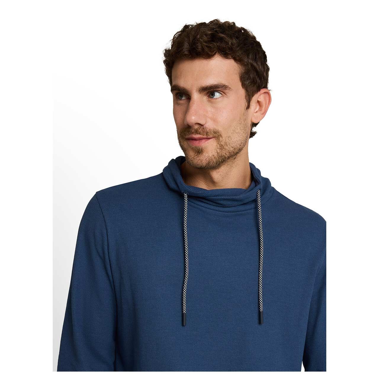 Herren Pullover Structured Snood von Tom Tailor in Dunkelblau, Detailansicht am Model