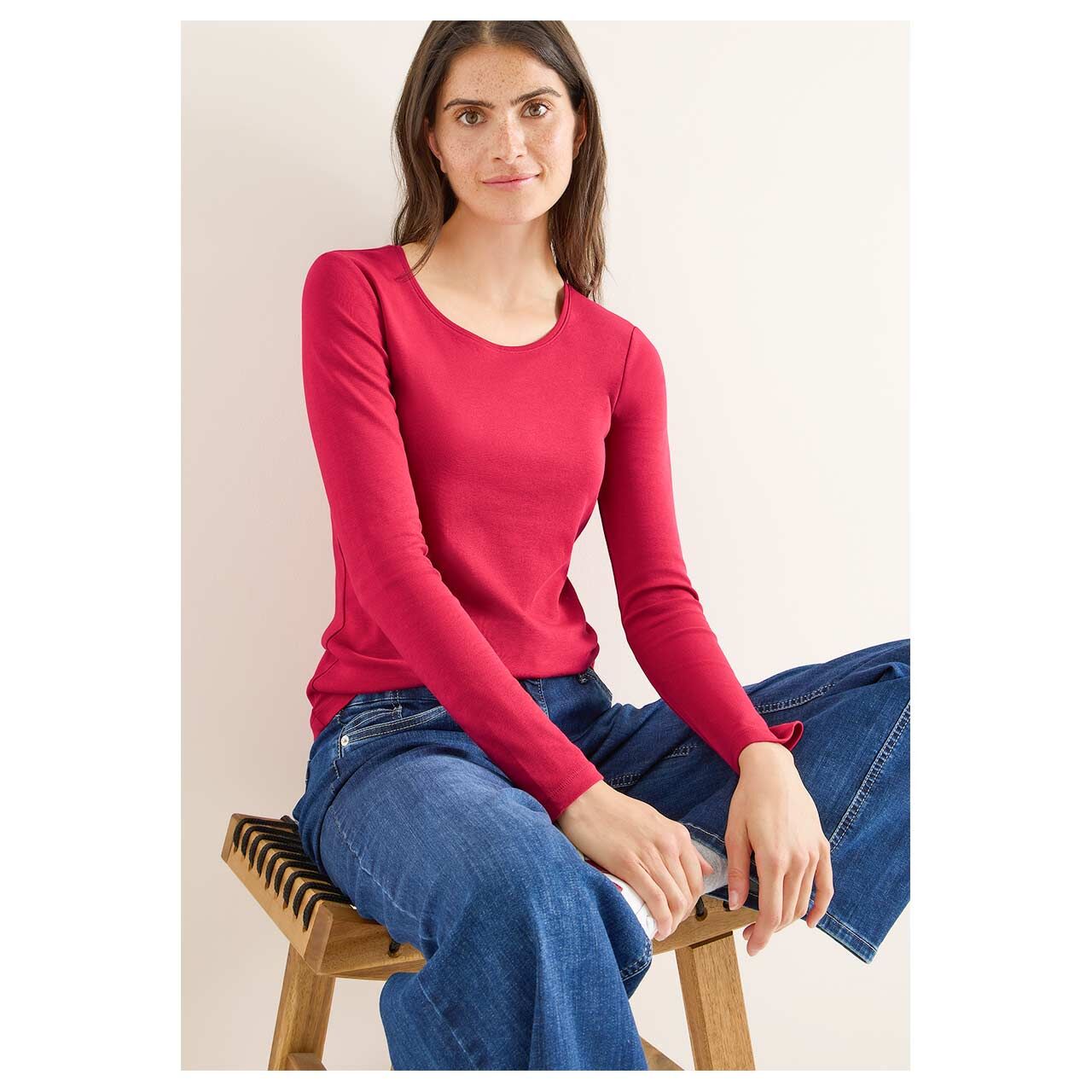 Damen Langarm Shirt Pia von Cecil in Magenta, Vorderansicht am sitzenden Model