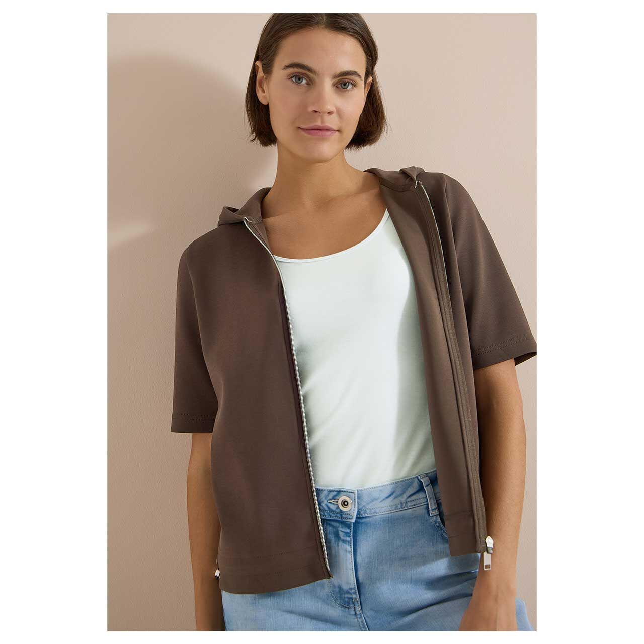 Damen Kurzarm Hoodie Shirtjacke Solid von Cecil in Dunkelbraun, Vorderansicht am Model