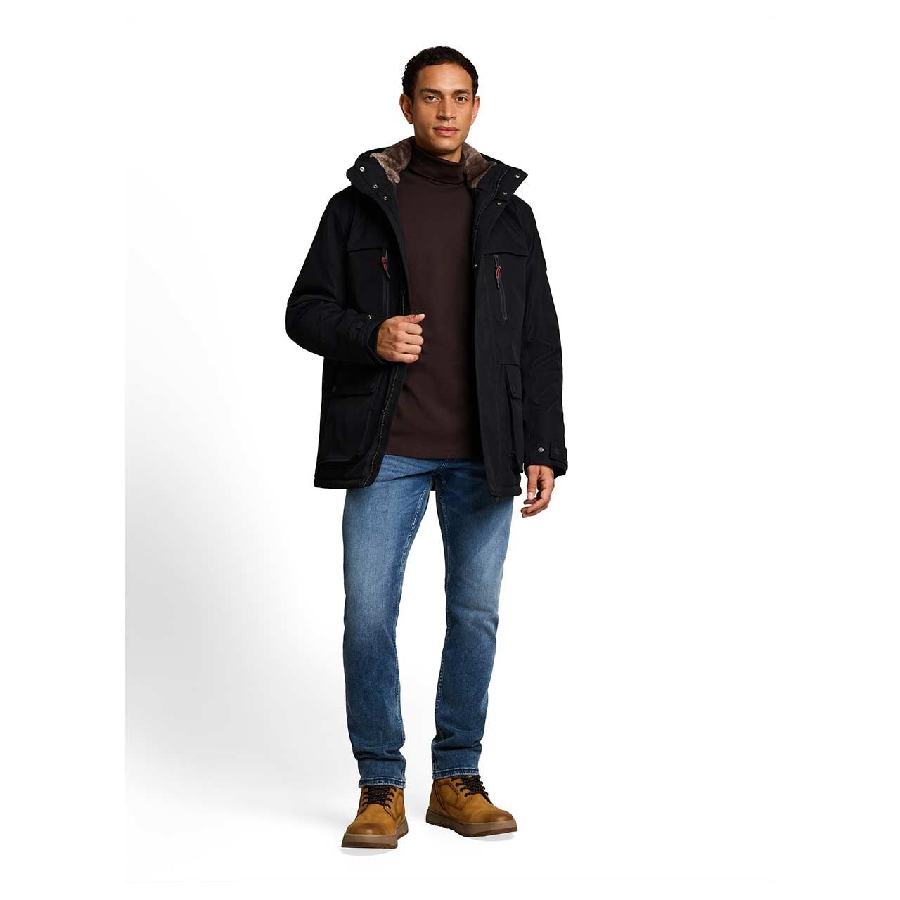 Herren Rollkragen Langarm Shirt Turtleneck von Tom Tailor in Dunkelbraun mit Print, Ganzkörperansicht am Model