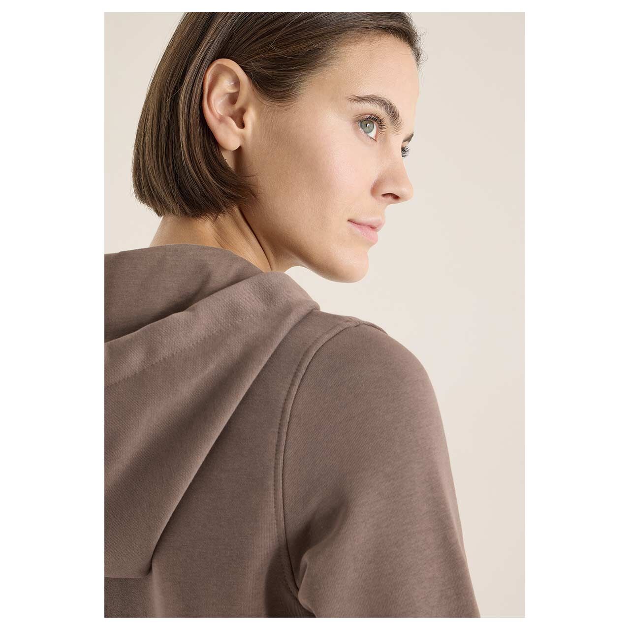 Damen Hoodie Sweatshirt Embroidery von Cecil in Braun mit Print, detaillierte Rückansicht am Model