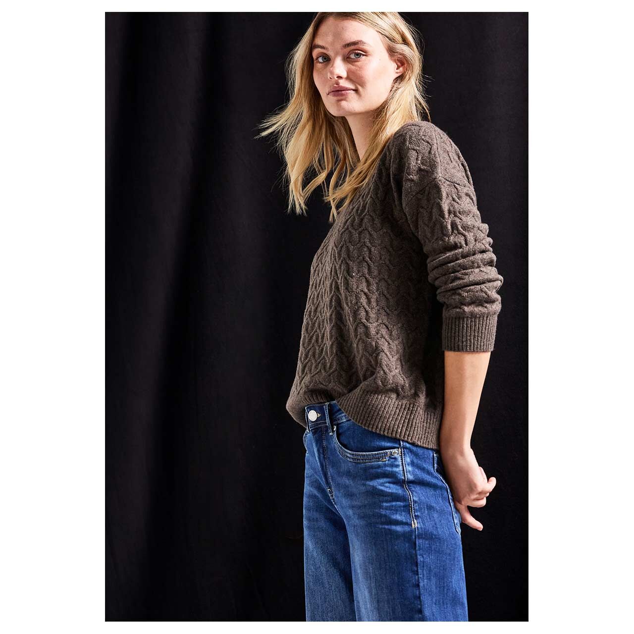 Damen Pullover Cosy Structure von Street One in Braun meliert, Seitenansicht am Model