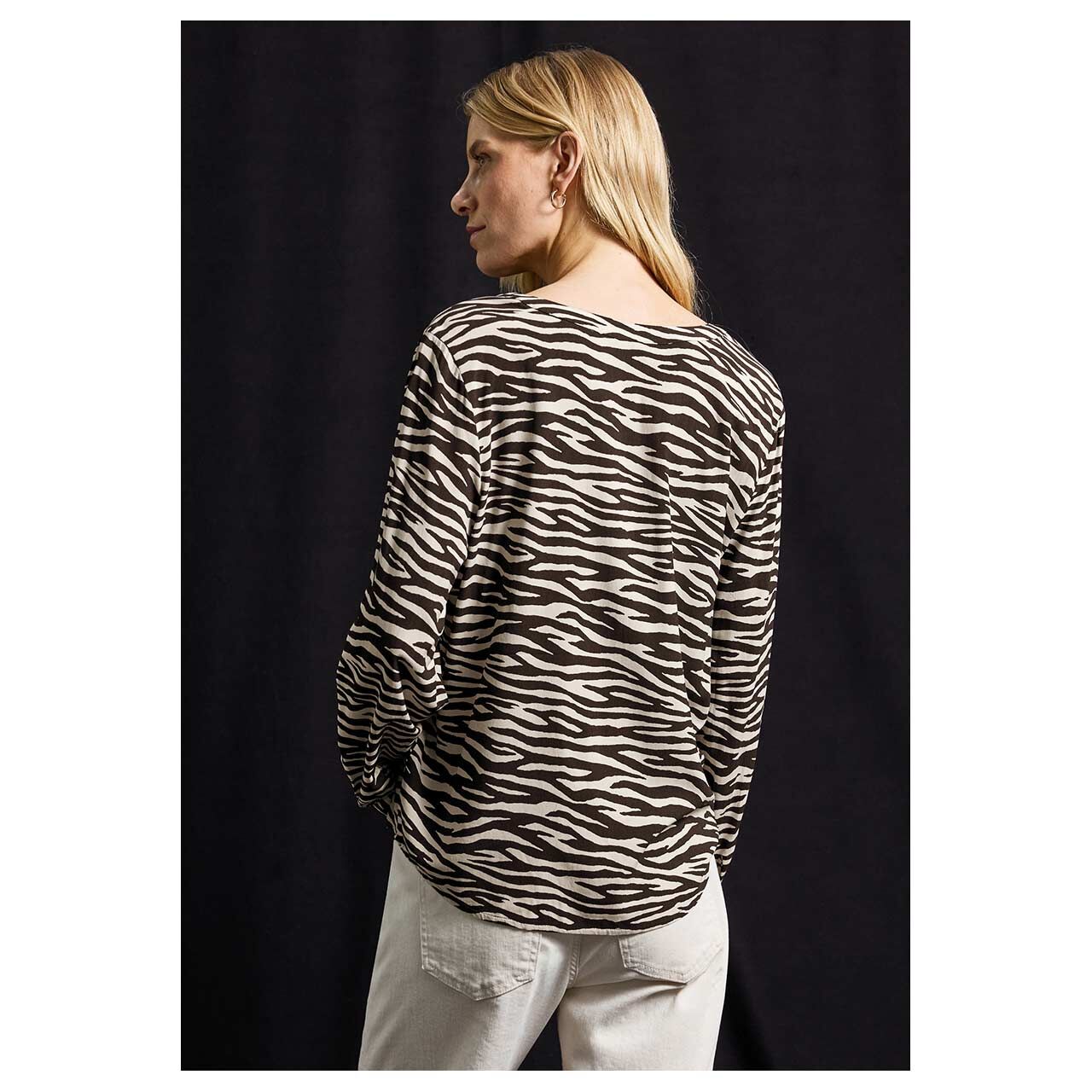 Damen Langarm Bluse Splitneck Tunic von Street One in Dunkelbraun mit Print, Rückansicht am Model