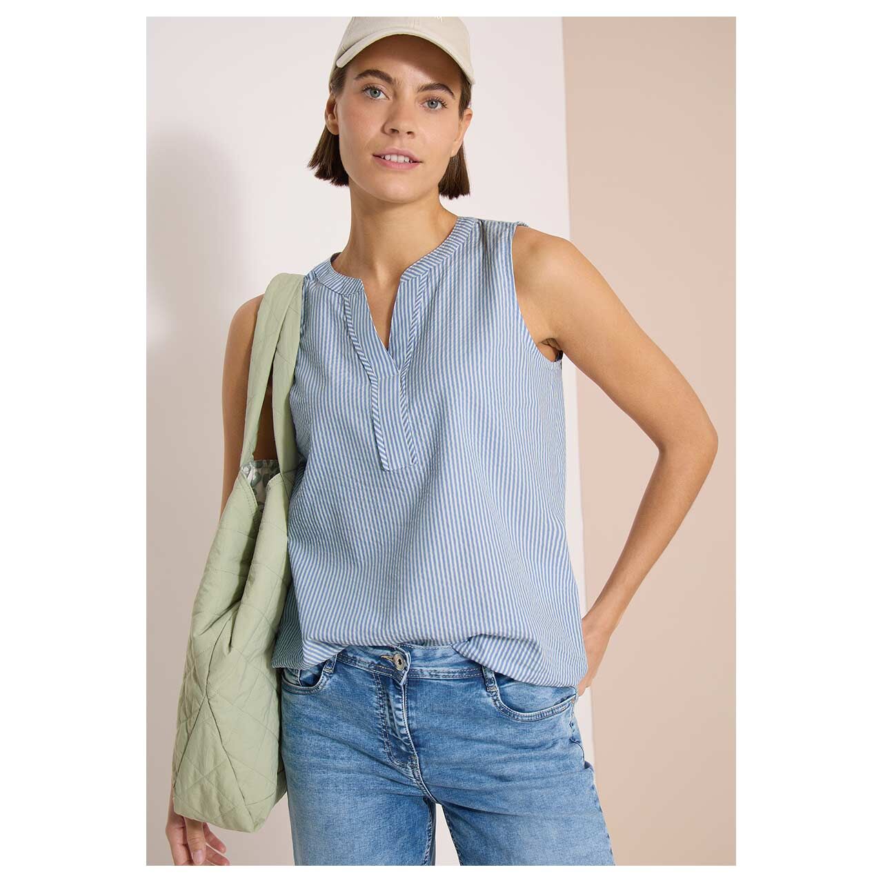 Damen Blusen Top Seersucker Stripe von Cecil in Hellblau gestreift, Vorderansicht am Model
