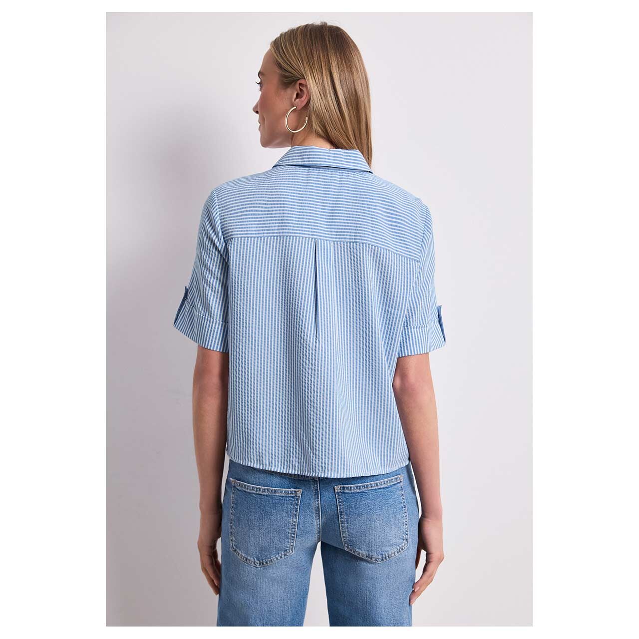 Damen Kurzarm Bluse Buttoned Shirtcollar von Street One in Hellblau gestreift, Rückansicht am Model