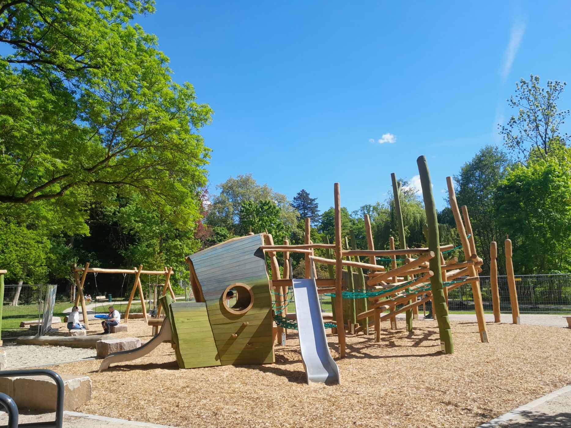Zu sehen ist die Schiff-artige Spielkonstruktion im Ehrlicher Park.